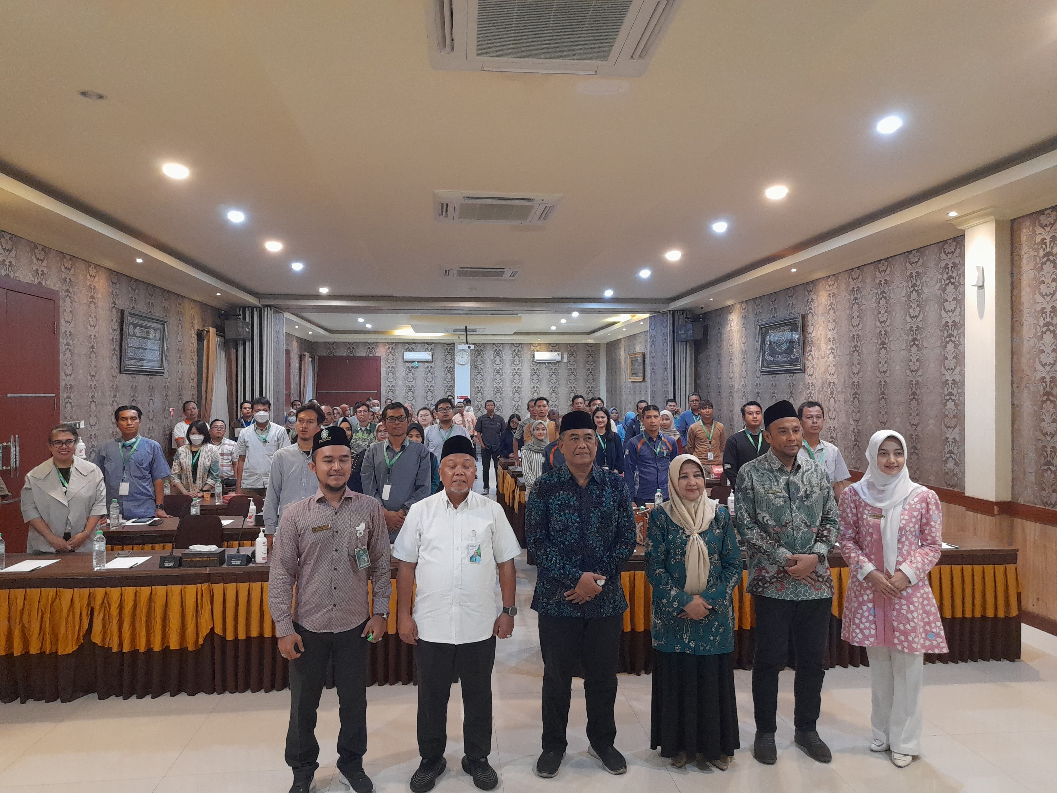 KOMPAK: Direktur RSI Siti Hajar Iqbal Faizin (dua dari kanan) saat foto bersama. (M SAIFUL ROHMAN/RADAR SIDOARJO)