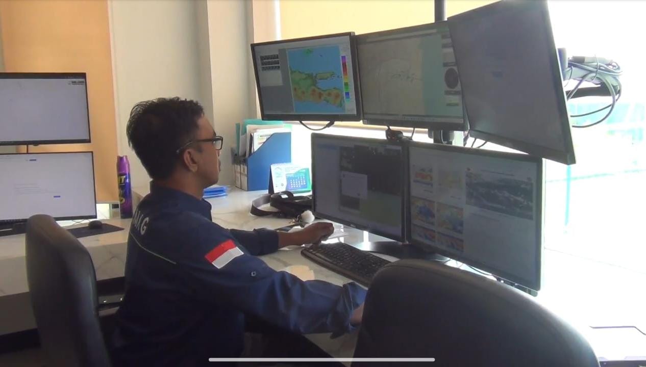 BERUBAH: Prakirawan BMKG Juanda saat mengamati cuaca. (M SAIFUL ROHMAN/RADAR SIDOARJO)