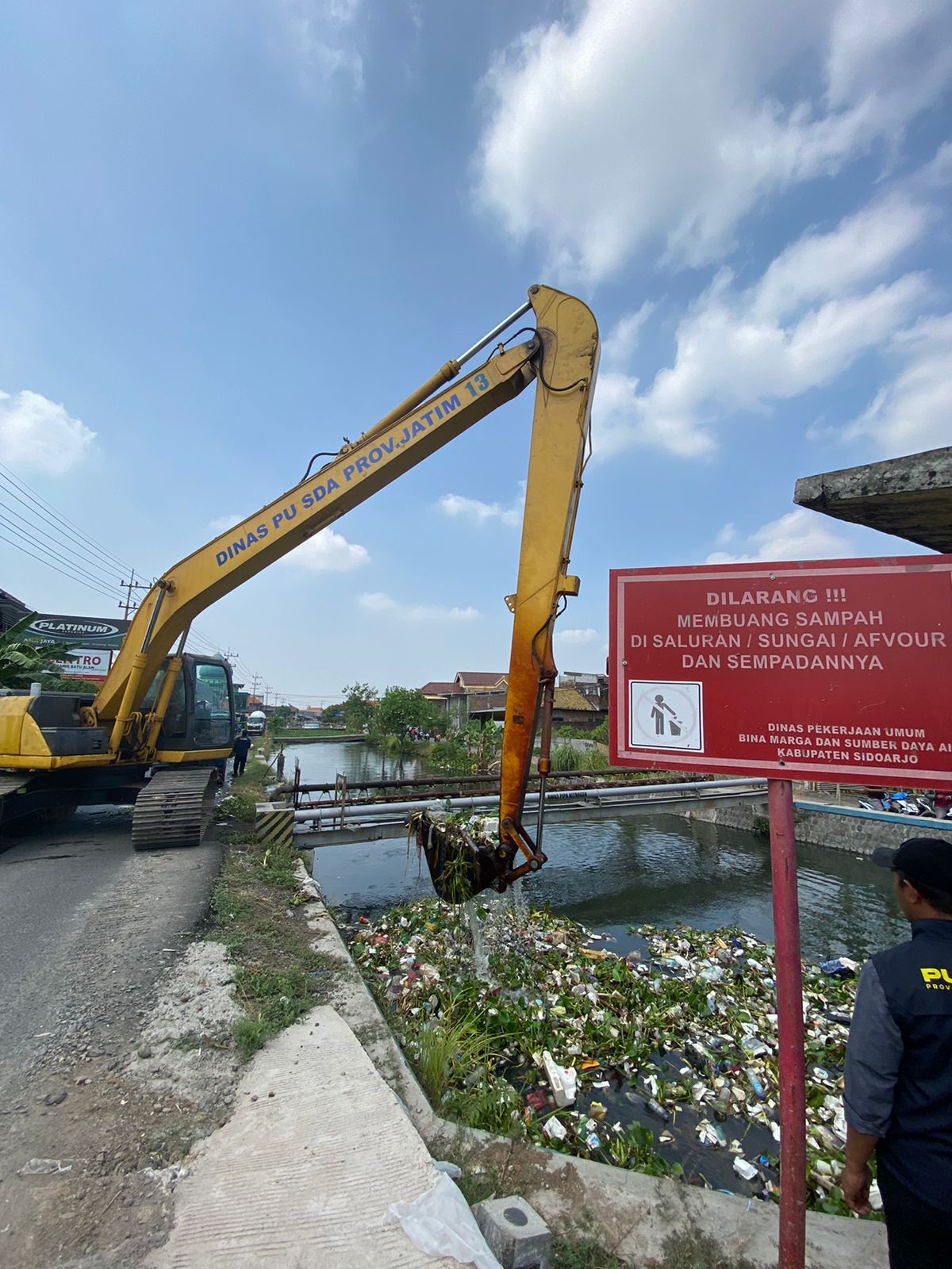 DIBERSIHKAN: Proses normalisasi Sungai Pelayaran, Desa Tawangsari, Kecamatan Taman.  &nbsp;