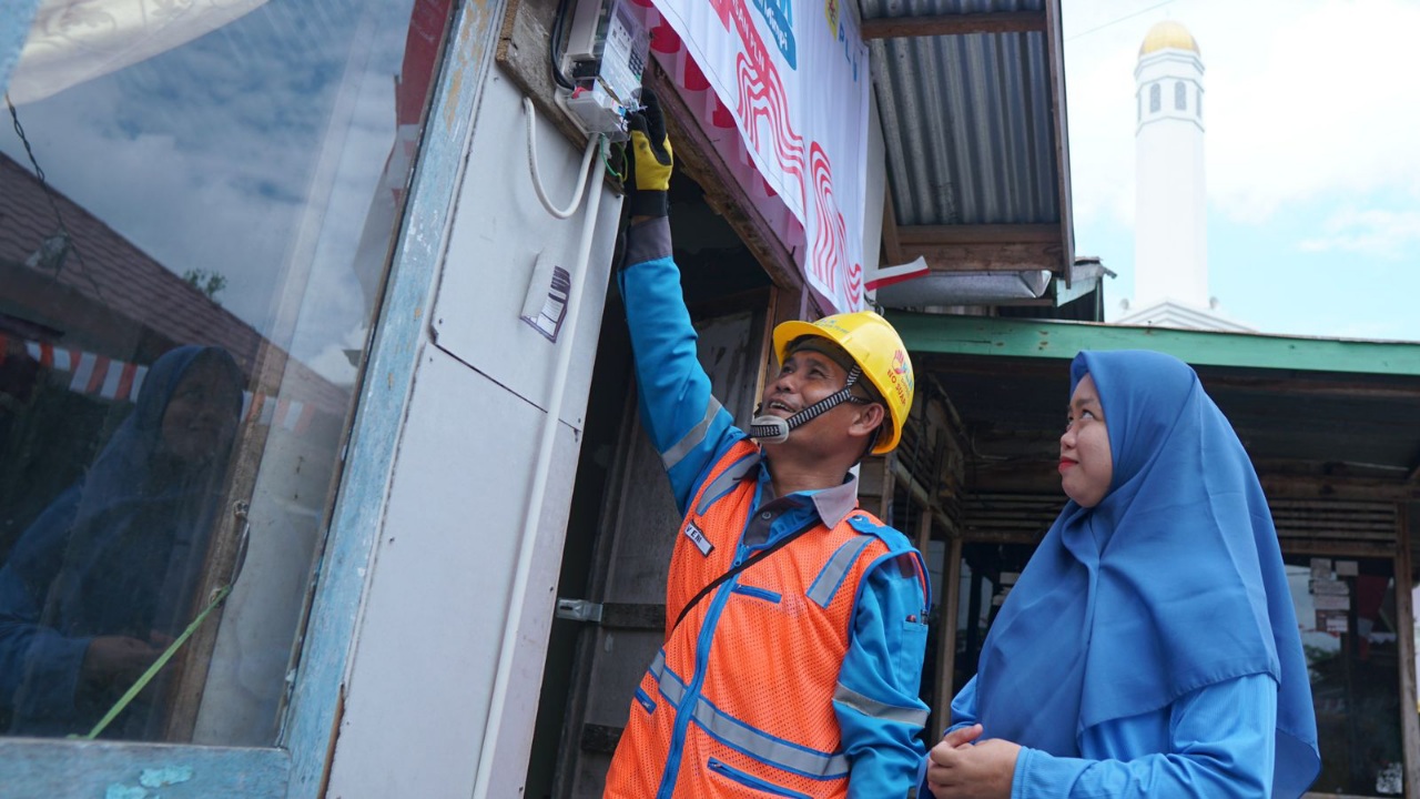 JARINGAN: Petugas melakukan pemeriksaan listrik di rumah warga. (FOTO PLN.CO.ID)