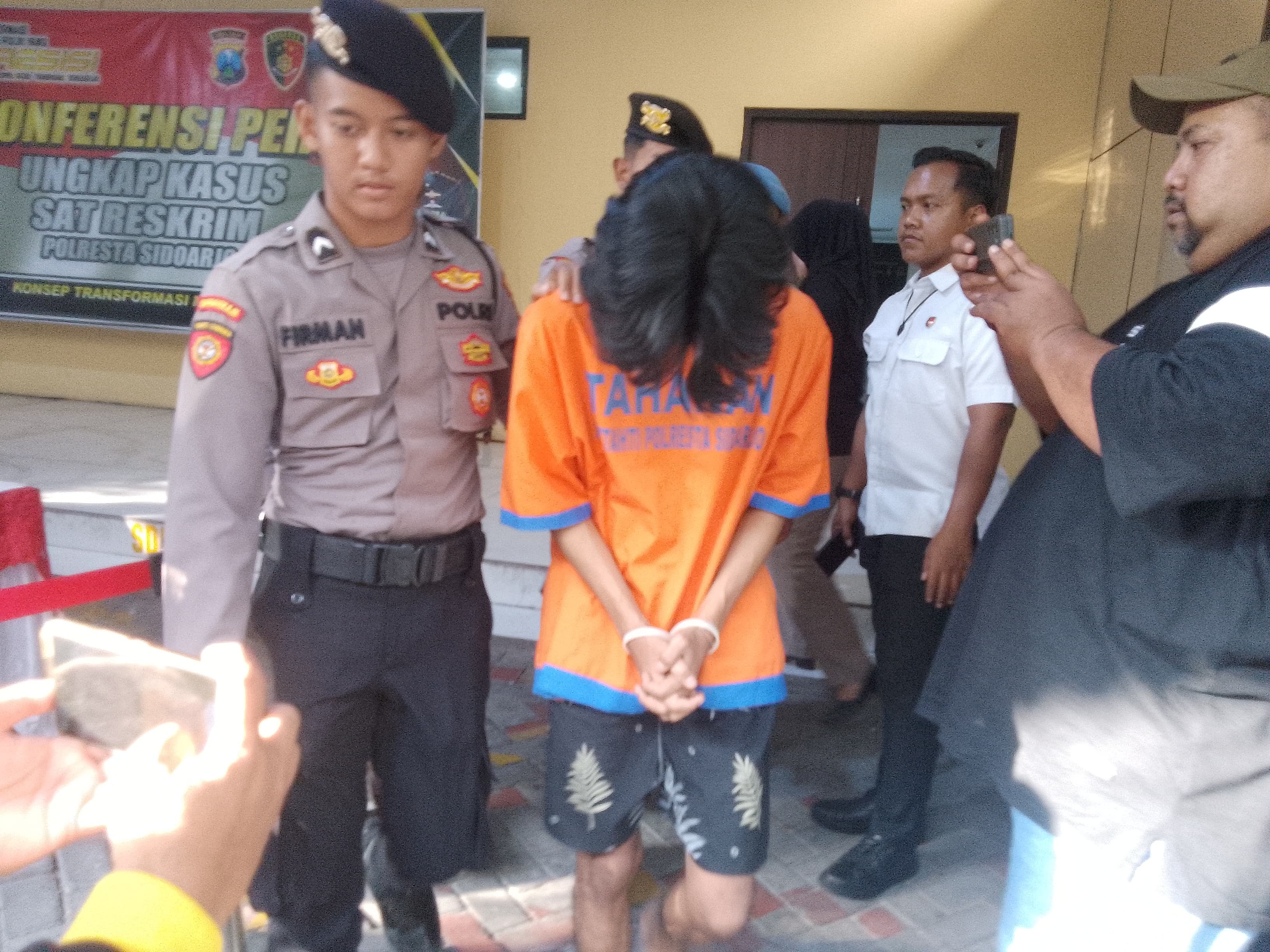 TERTUNDUK: MY saat dirilis di Polresta Sidoarjo, Selasa (29/10). (DIKY PUTRA SANSIRI/RADAR SIDOARJO)