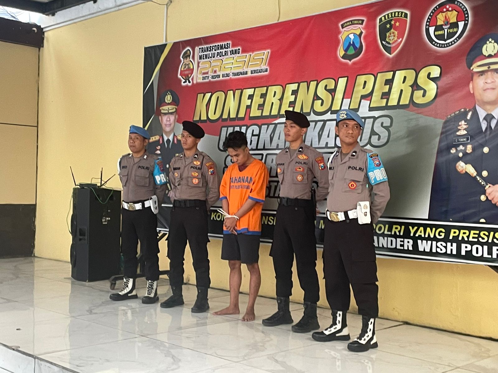 NEKAT: AM saat rilis di Mako Polresta Sidoarjo, Selasa (29/10). (DIKY PUTRA SANSIRI/RADAR SIDOARJO)