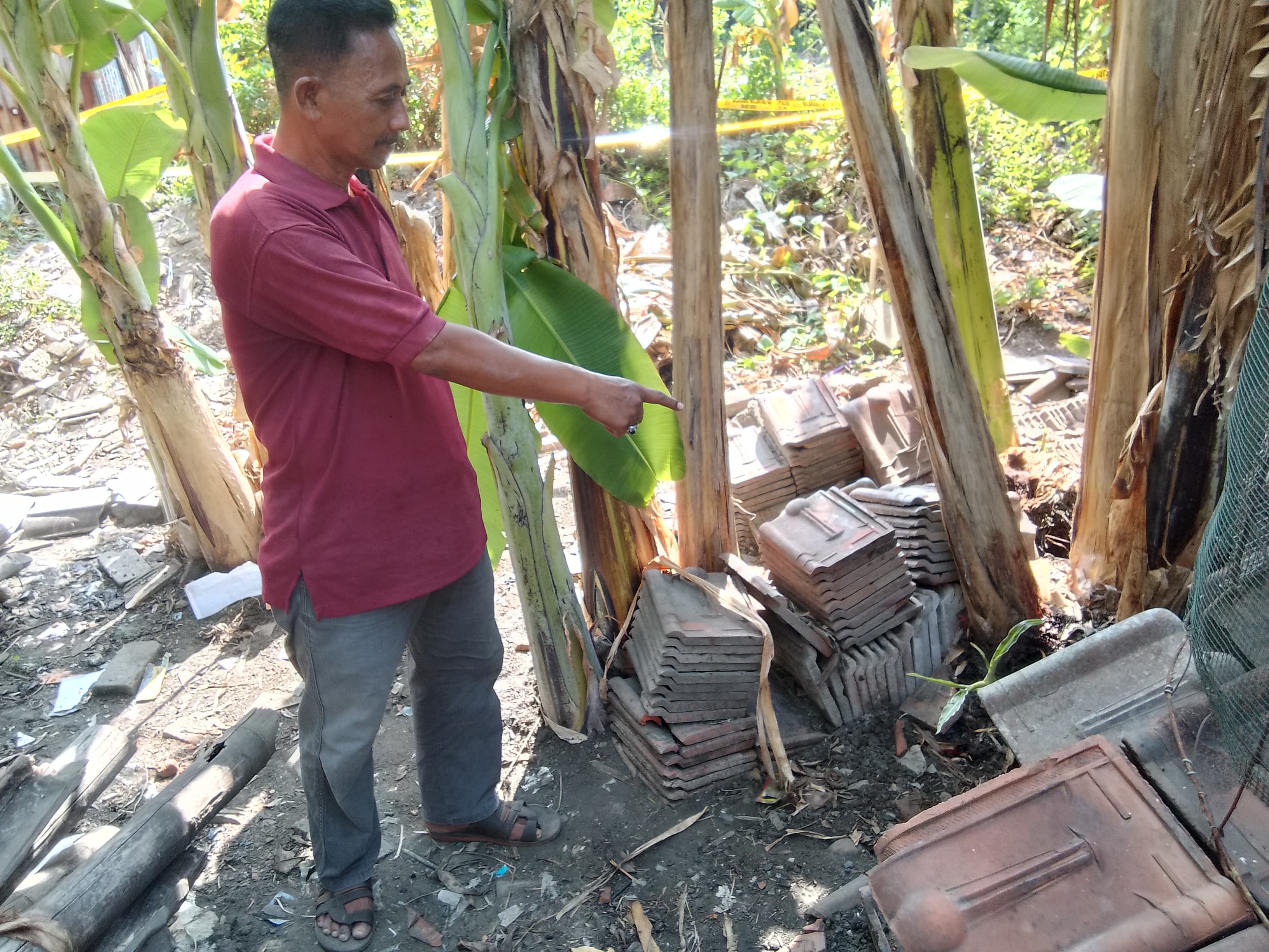 GARIS POLISI : TKP ditemukannya mayat korban, Rabu (30/10). (DIKY PUTRA SANSIRI/RADAR SIDOARJO)