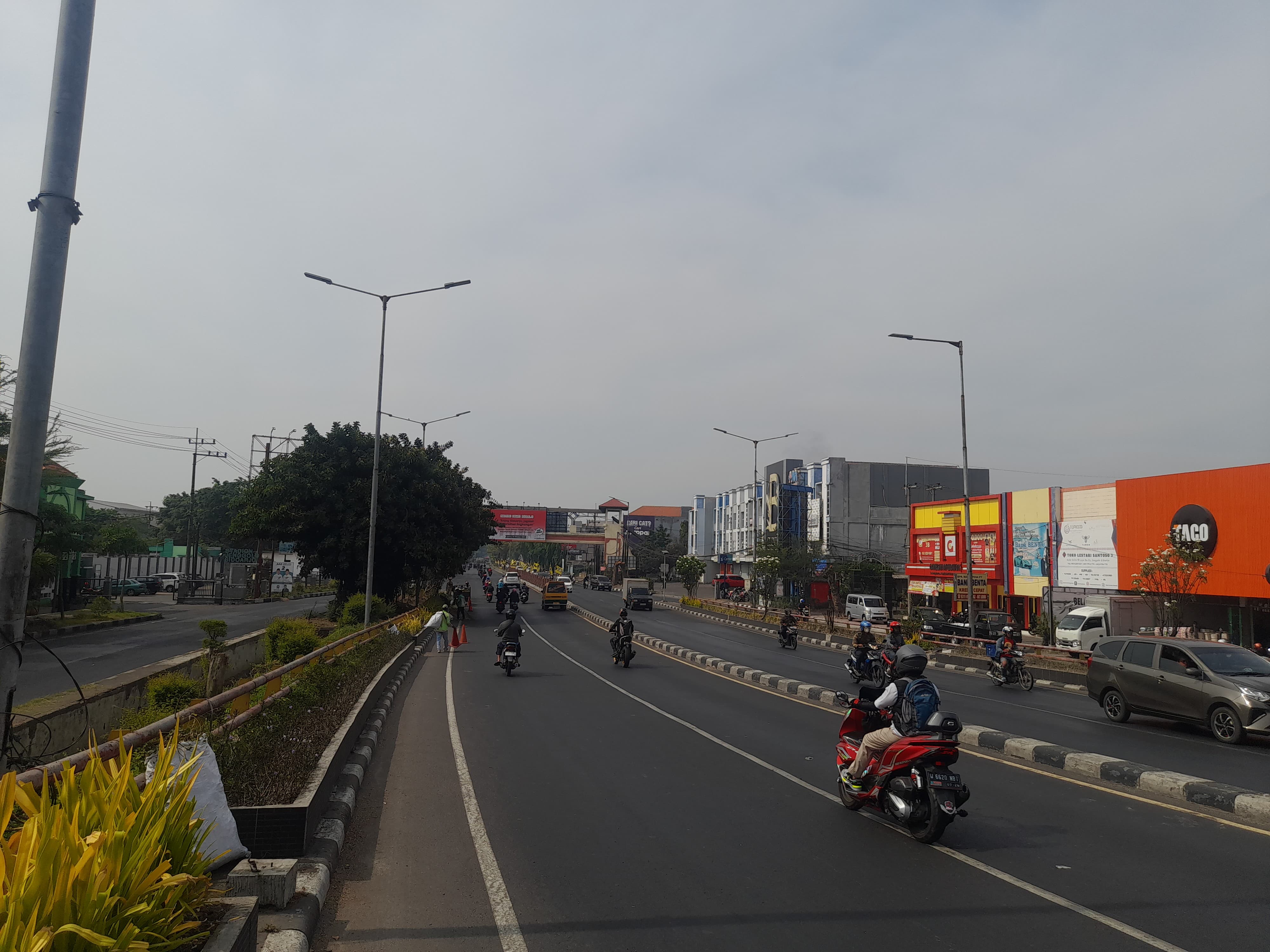MENYENGAT: Lau lalang kendaraan di tengah cuaca panas Sidoarjo. (M SAIFUL ROHMAN/RADAR SIDOARJO)