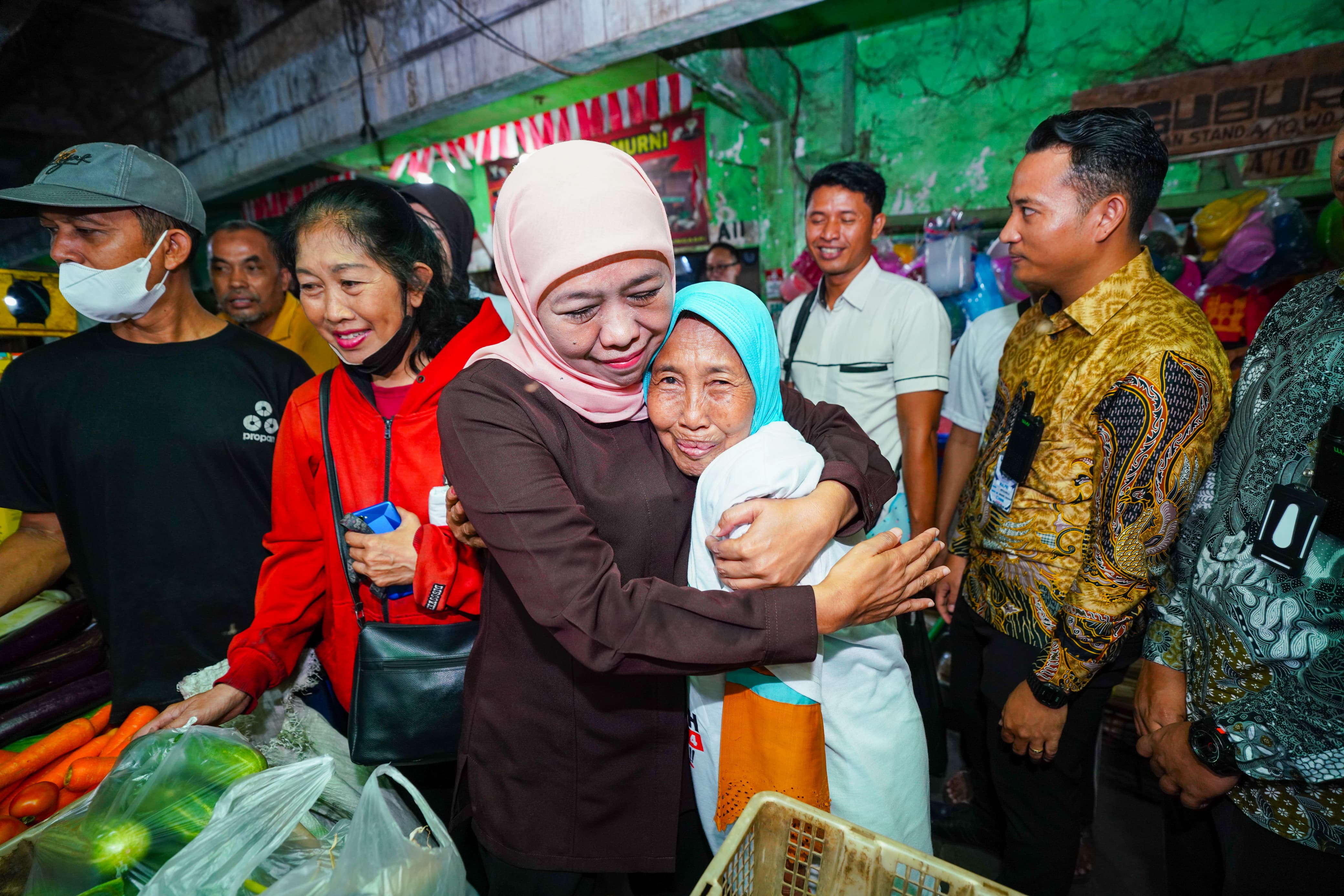 DEKAT MASYARAKAT: Calon Gubernur Jatim Khofifah Indar Parawansa bertemu pedagang.