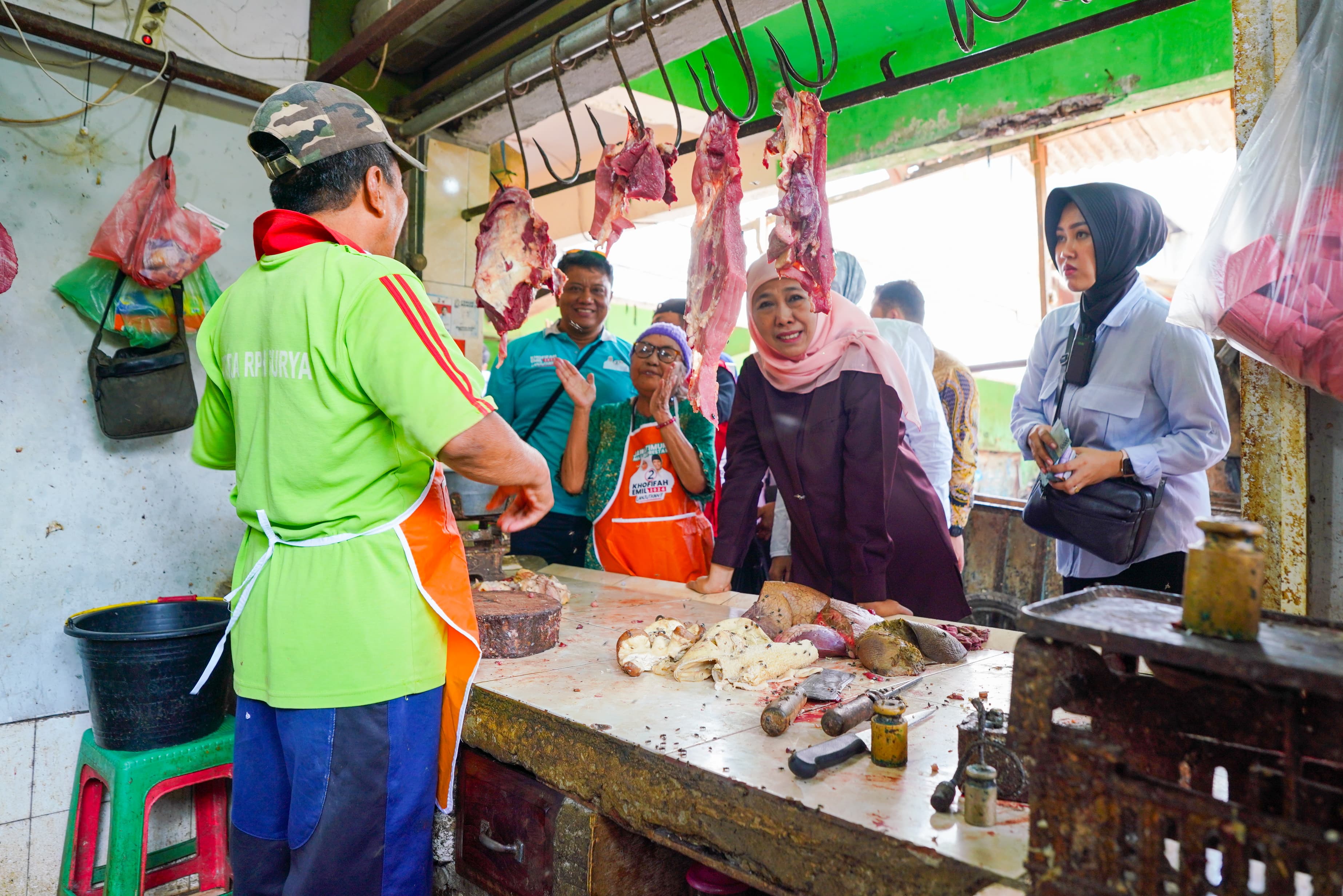 KOMUNIKASI: Calon Gubernur Khofifah Indar Parawansa saat di pasar.