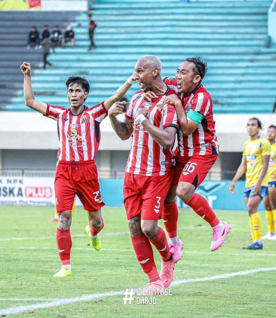 DUEL: Pemain Deltras Sidoarjo, Artur Vieira dan Rendi Irwan saat merayakan kemenangan. (DELTRAS)