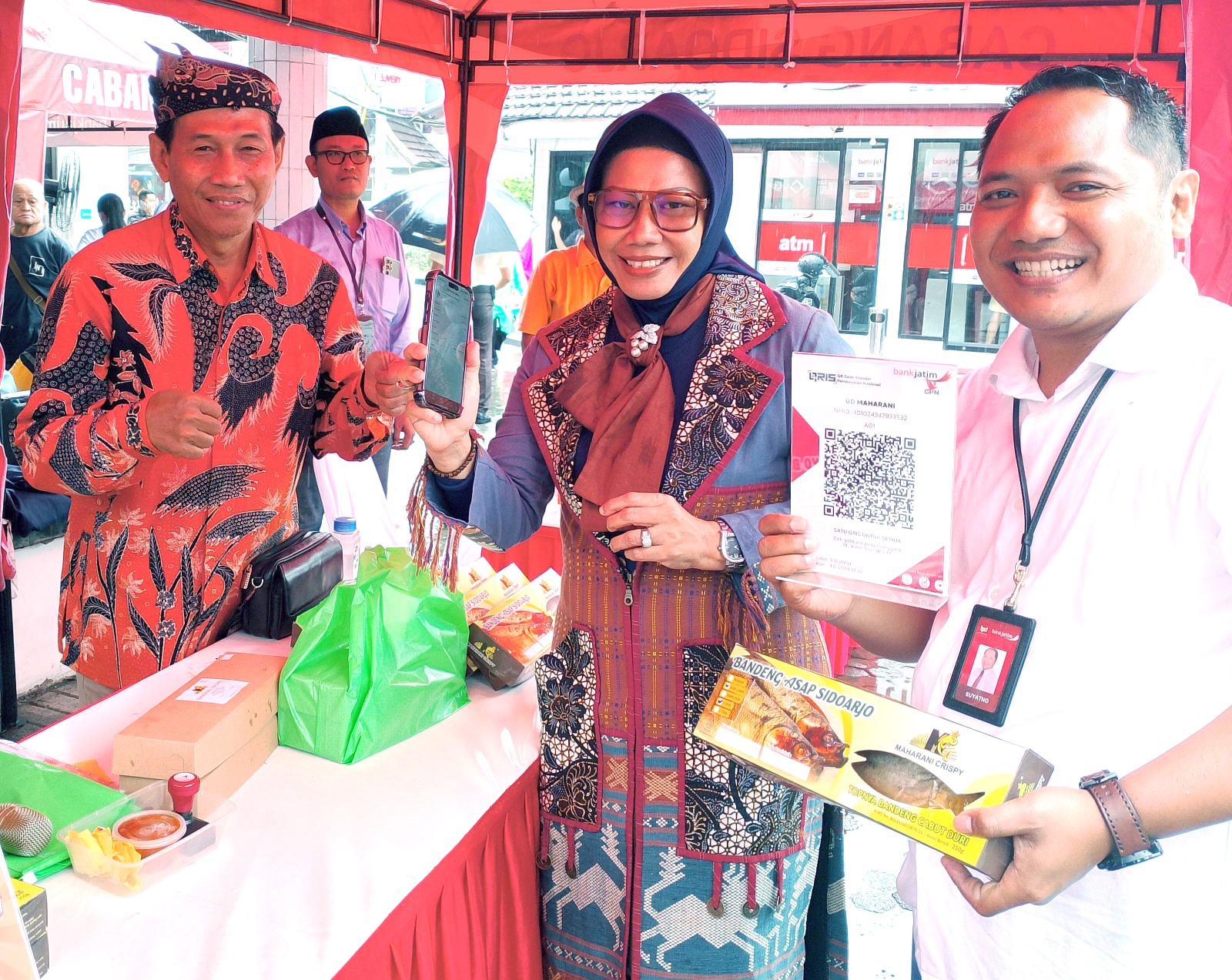 BANGGA: Sekda Sidoarjo, Fenny Apridawati dan Kepala Bank Jatim Cabang Sidoarjo, Suyatno pamerkan produk UMKM Sidoarjo. (INDRA/RADAR SIDOARJO)