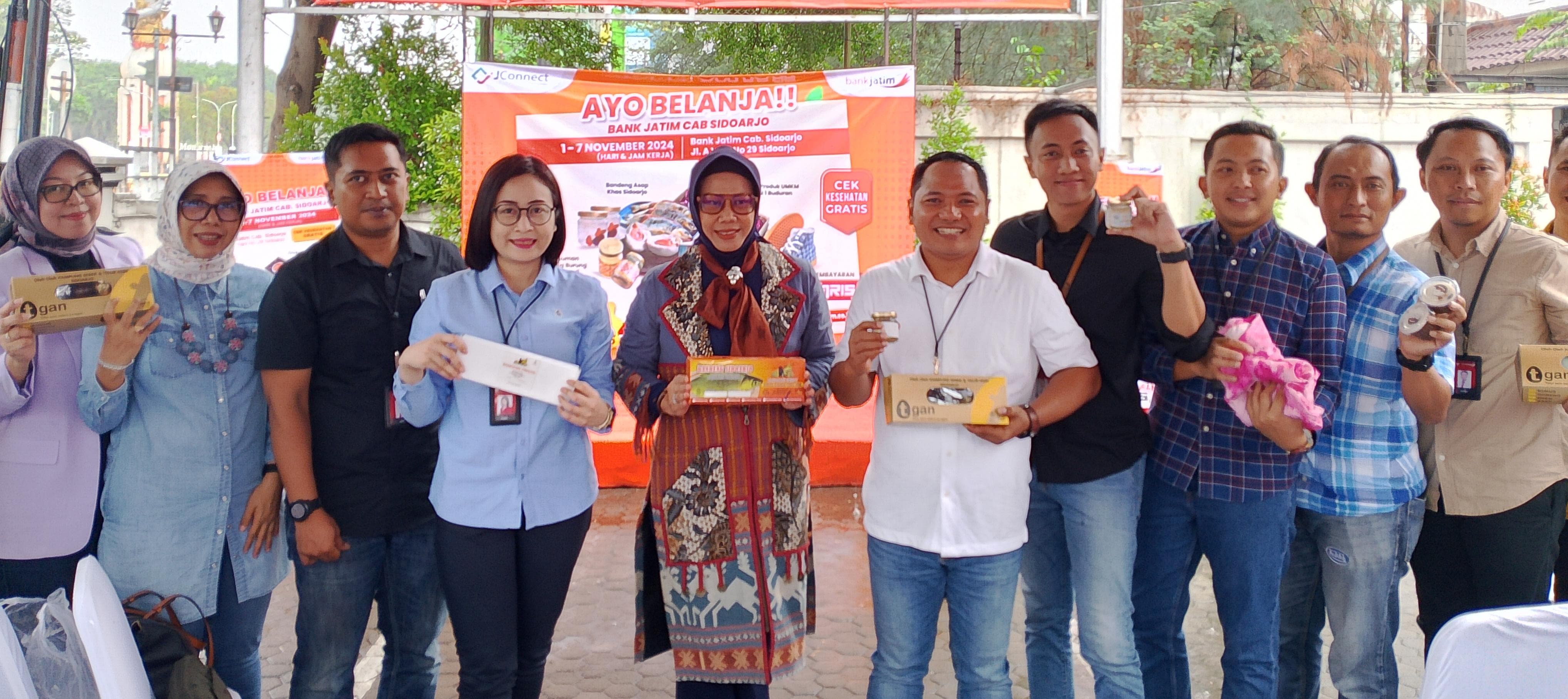 KOMPAK: Sekda Sidoarjo, Fenny Apridawati (lima dari kiri) dan Kepala Bank Jatim Cabang Sidoarjo, Suyatno (lima dari kanan) foto bersama dengan membawa produk UMKM Kota Delta. (INDRA/RADAR SIDOARJO)