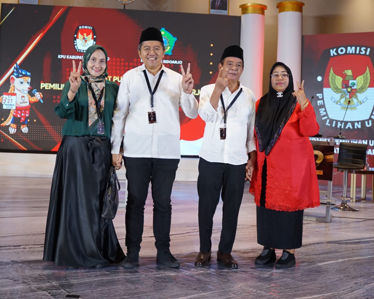 MEYAKINKAN: Calon Bupati dan Wakil Bupati Sidoarjo Achmad Amir Aslichin-Edy Widodo beserta istri usai debat KPU.