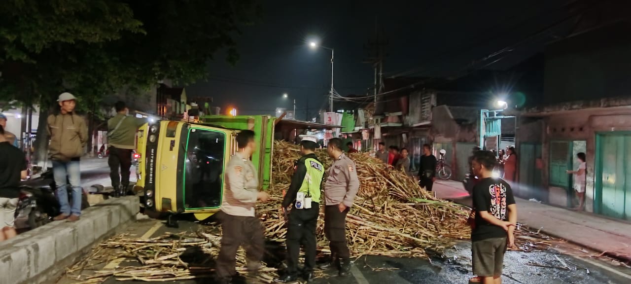 APES : Truk muat tebu terguling di Jalan Raya Porong, Kamis (31/10). (IST)