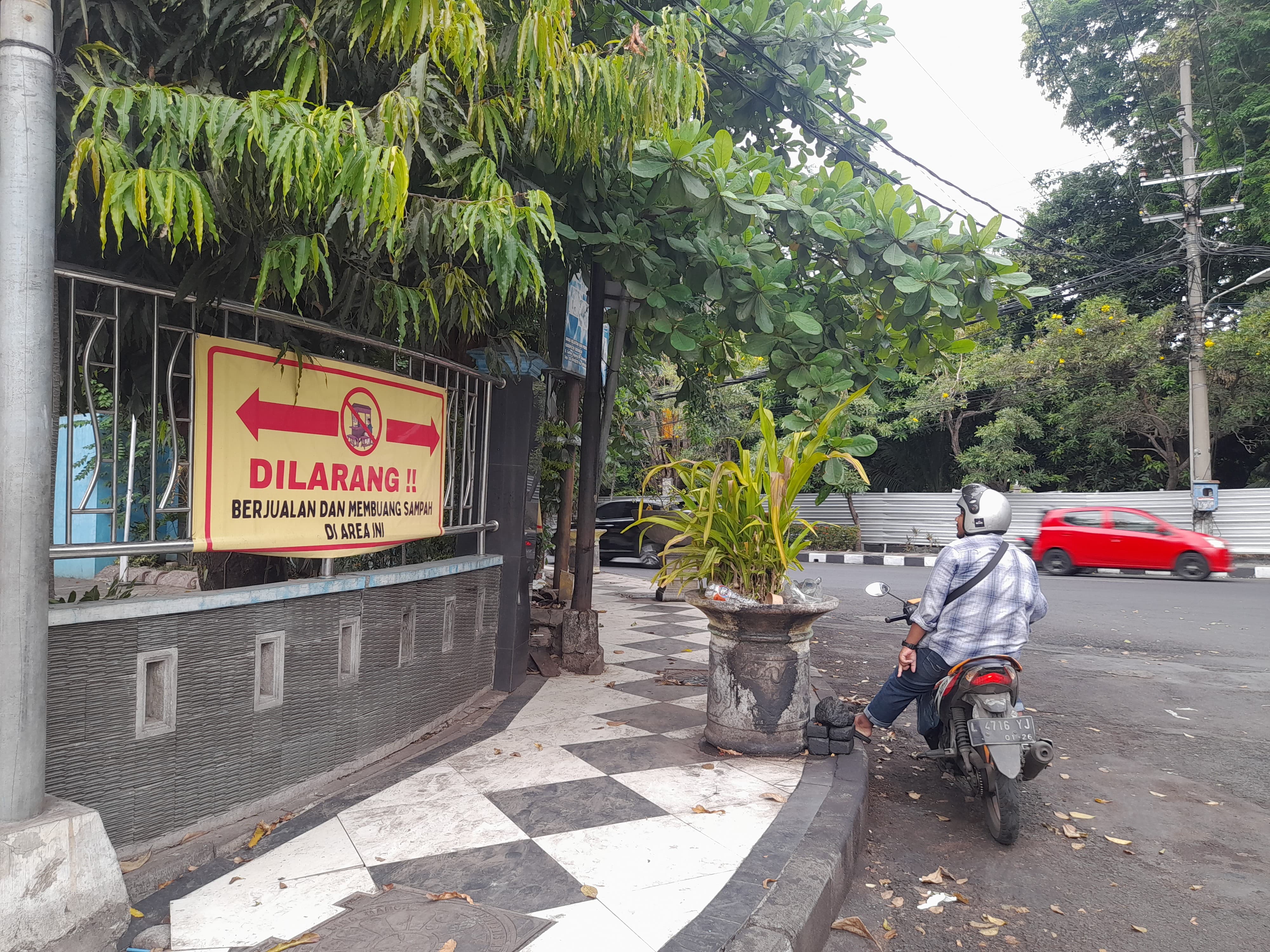 TERTIB: Salah satu rambu larangan jualan yang ada di Jalan Sultan Agung. (M SAIFUL ROHMAN/RADAR SIDOARJO)