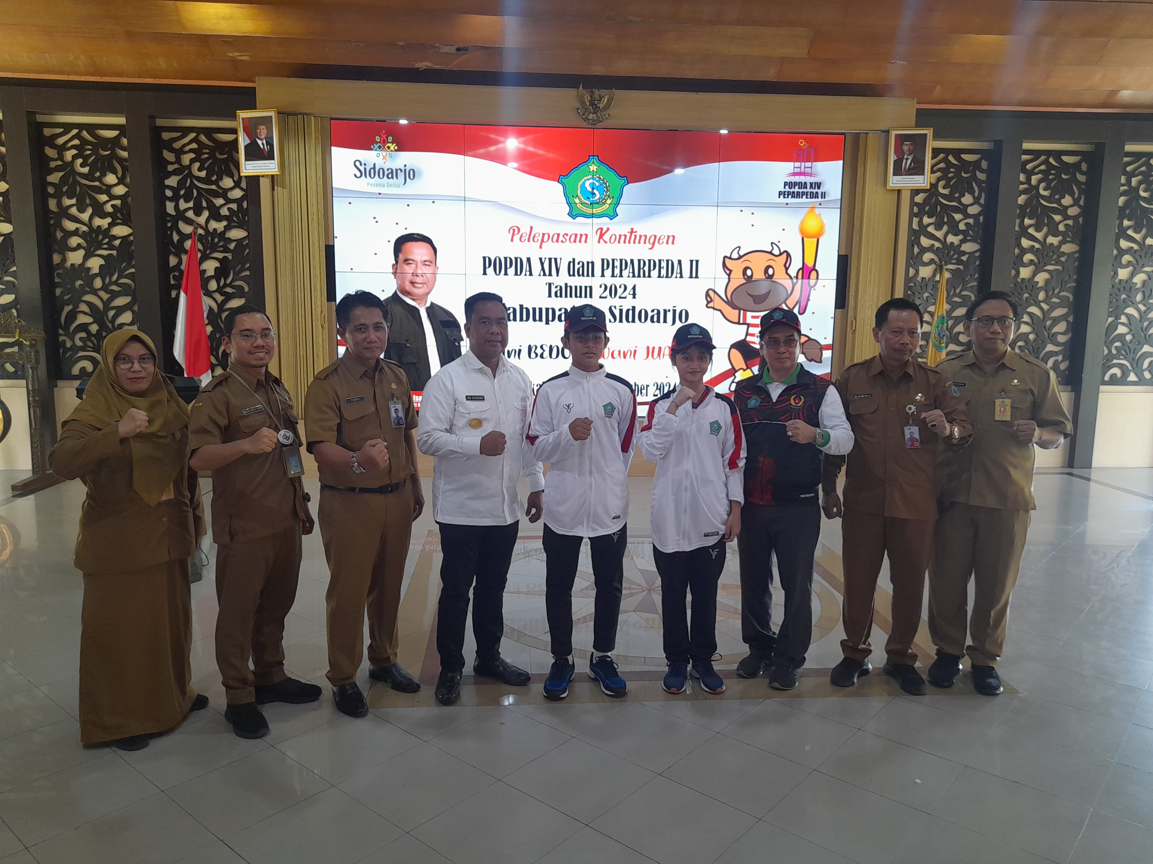 Kompak: Pjs Bupati Sidoarjo Muhammad Isa Anshori saat berfoto bersama atlet dan beberapa kepala OPD. (M SAIFUL ROHMAN/RADAR SIDOARJO)