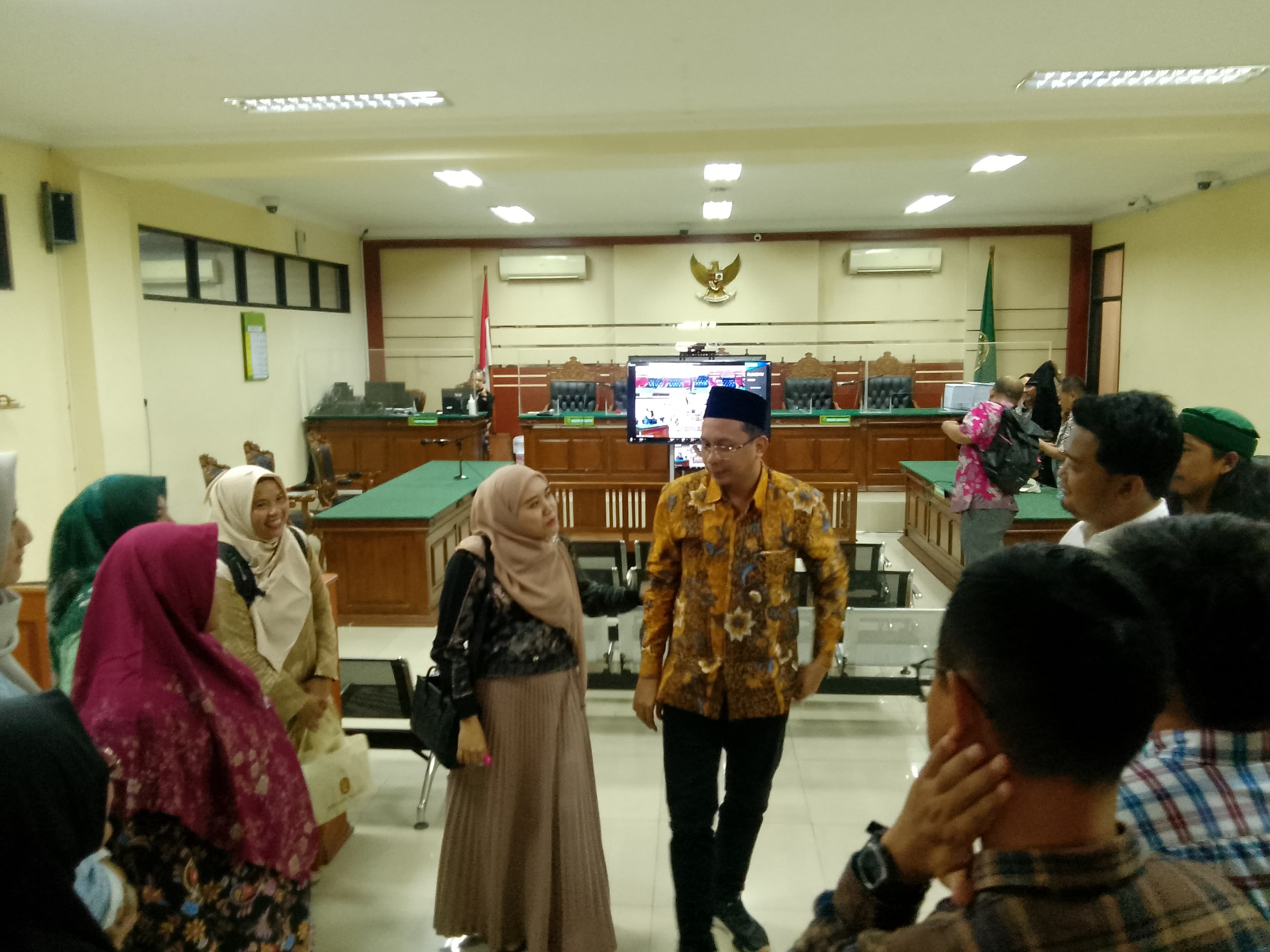 SAKSI : Gus Muhdlor usai menjalani sidang di Tipikor Surabaya, Senin (4/11). (DIKY PUTRA SANSIRI/RADAR SIDOARJO)