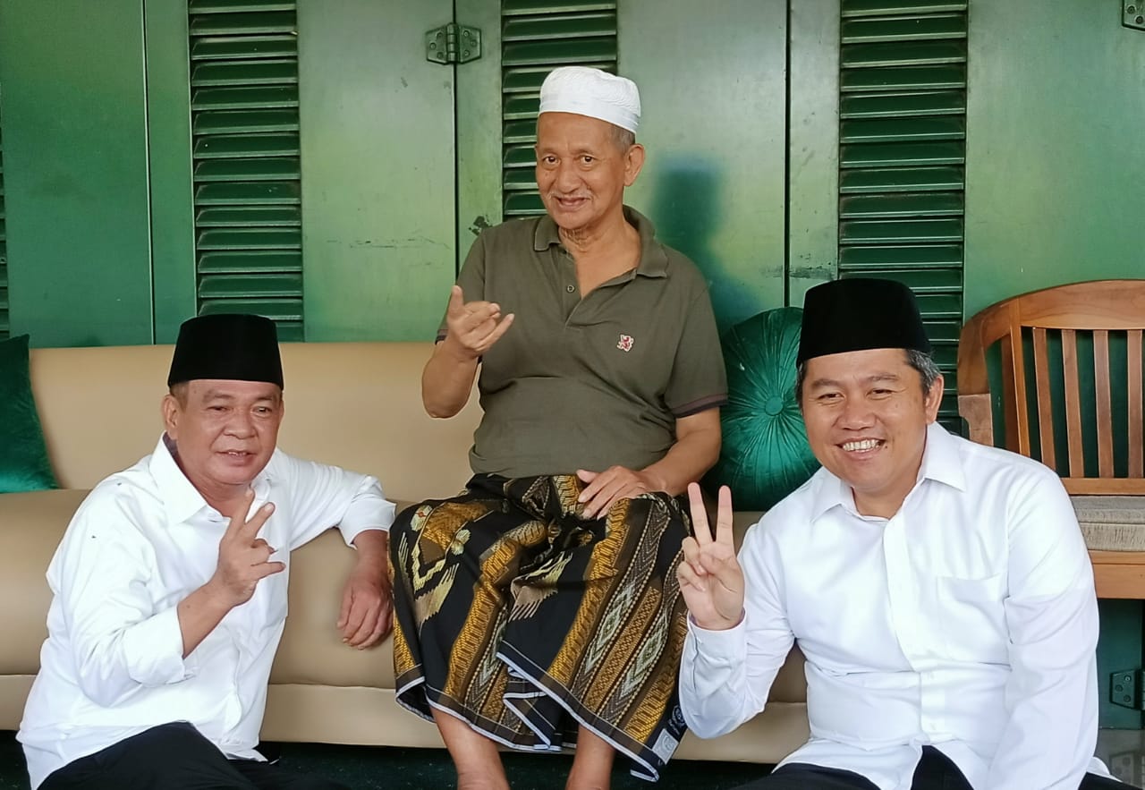 SILATURAHMI: Calon Bupati dan Wakil Bupati Sidoarjo Achmad Amir Aslichin-Edy Widodo saat bertemu KH Agoes Ali Masyhuri (Gus Ali). &nbsp;