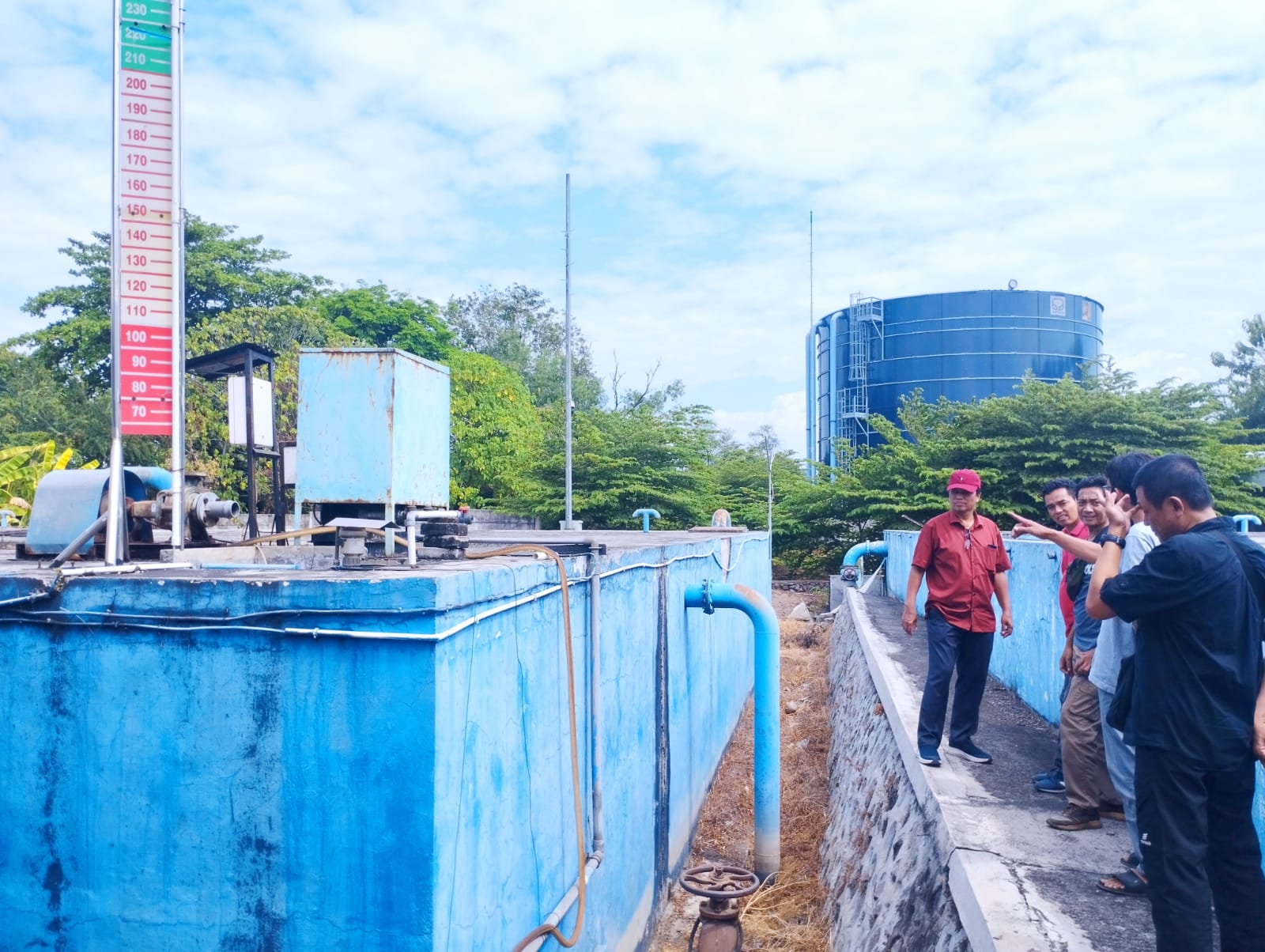 MENURUN: Direktur Utama Perumda Delta Tirta Sidoarjo, Dwi Hary Soeryadi saat memantau di kantor IPA Siwalanpanji.  &nbsp;