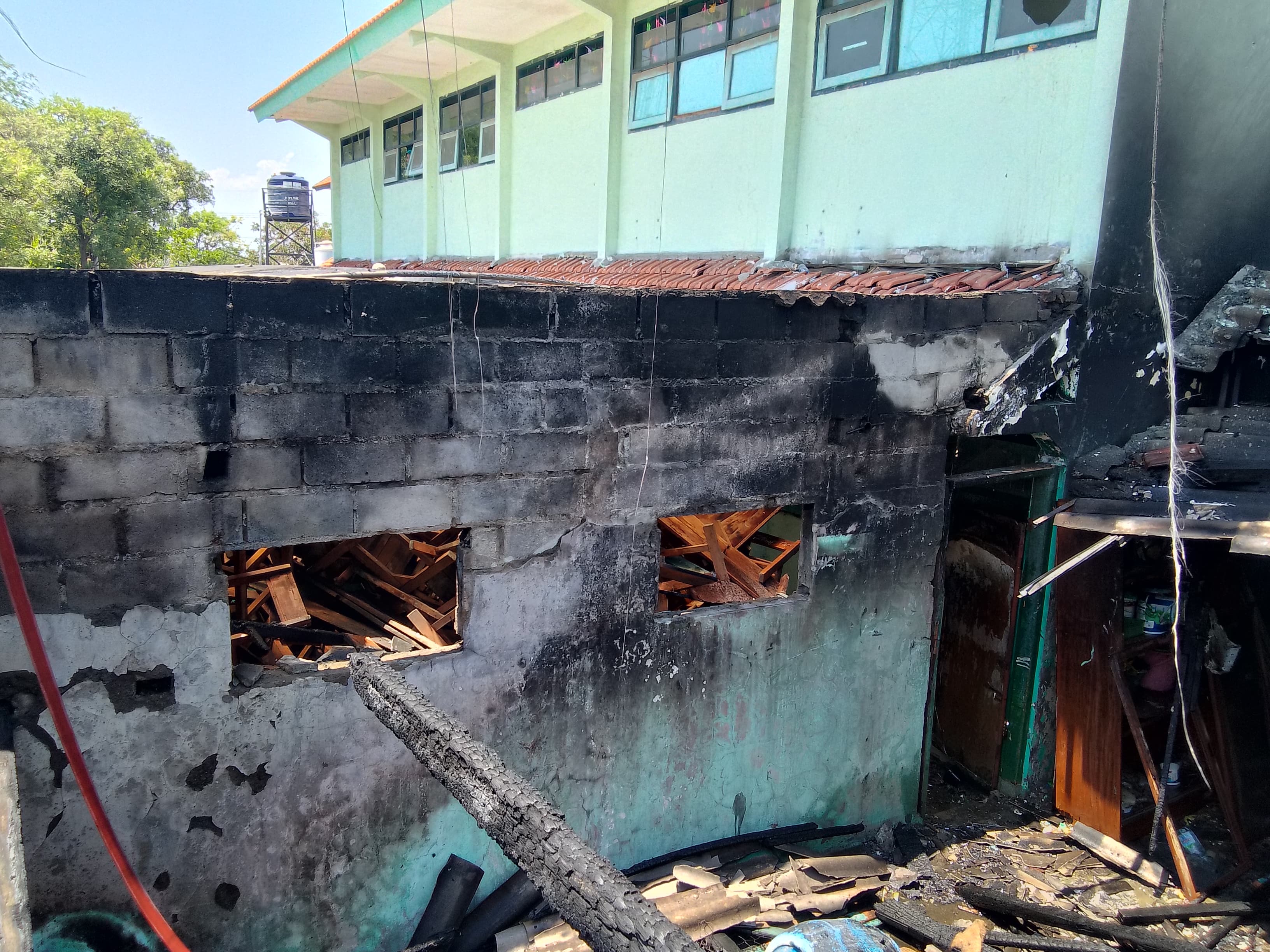 HANGUS : Kondisi gudang di SMPN 4 Waru usai terbakar, Rabu (6/11) siang. (DIKY PUTRA SANSIRI/RADAR SIDOARJO)