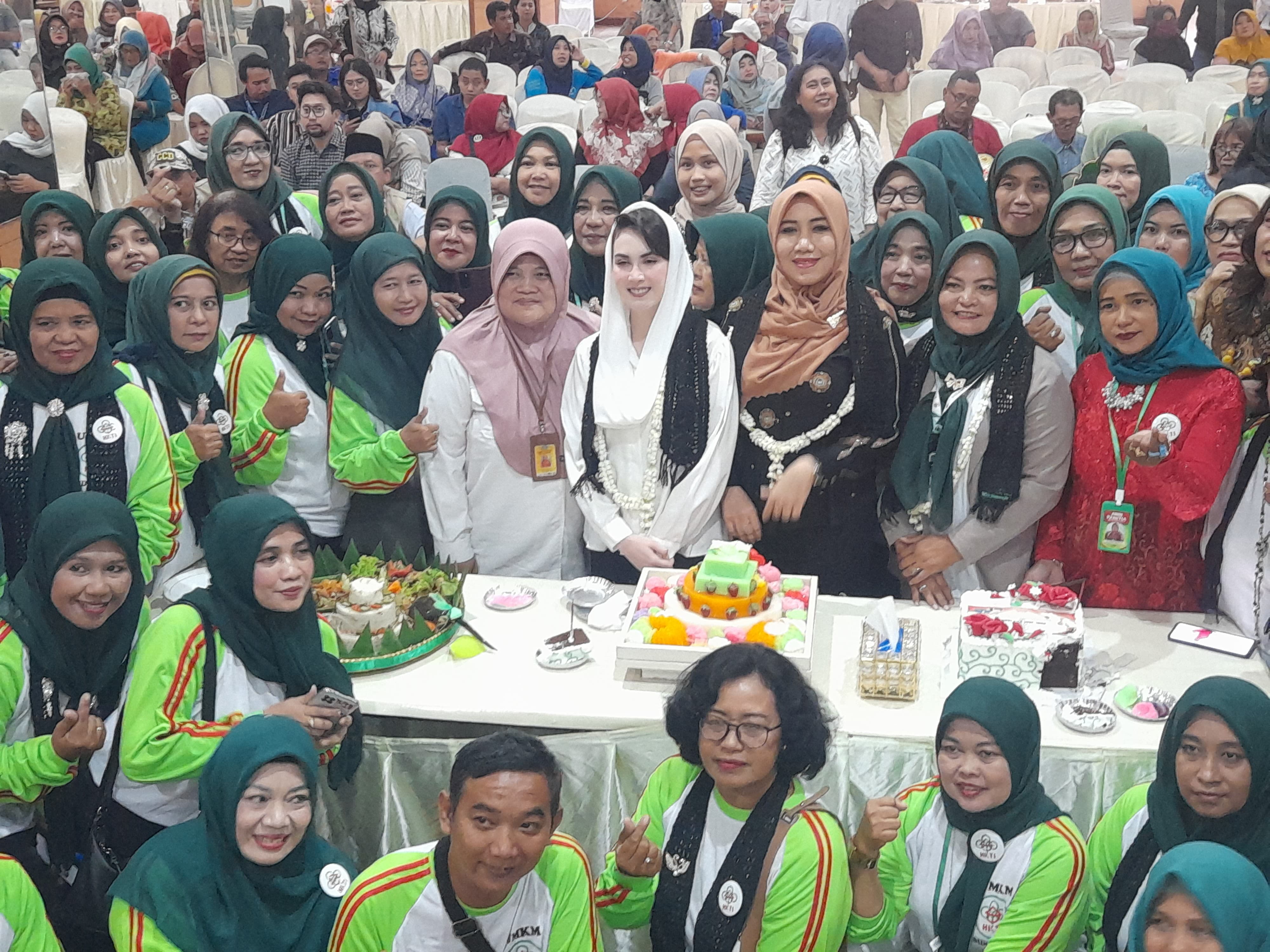 KOMPAK: Foto Bersama Ketua UMKM HKTI Sidoarjo Endang Prasetyowati (depan dua dari kanan), Pembina UMKM HKTI Sidoarjo Lia Istifhama dan Arumi Bachsin. (M SAIFUL ROHMAN/RADAR SIDOARJO)