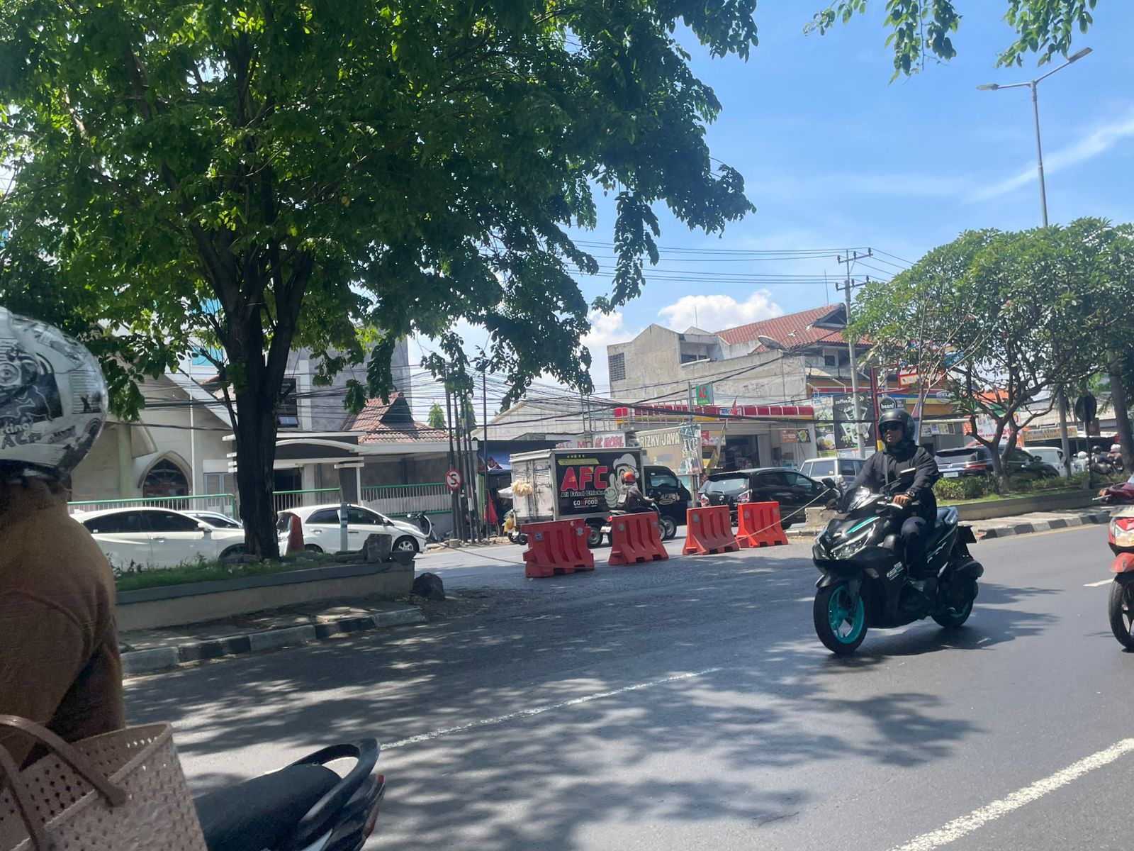 DITUTUP : Kondisi terkini putar balik di Raya Waru, Kamis (7/11). (DIKY SANSIRI/RADAR SIDOARJO)