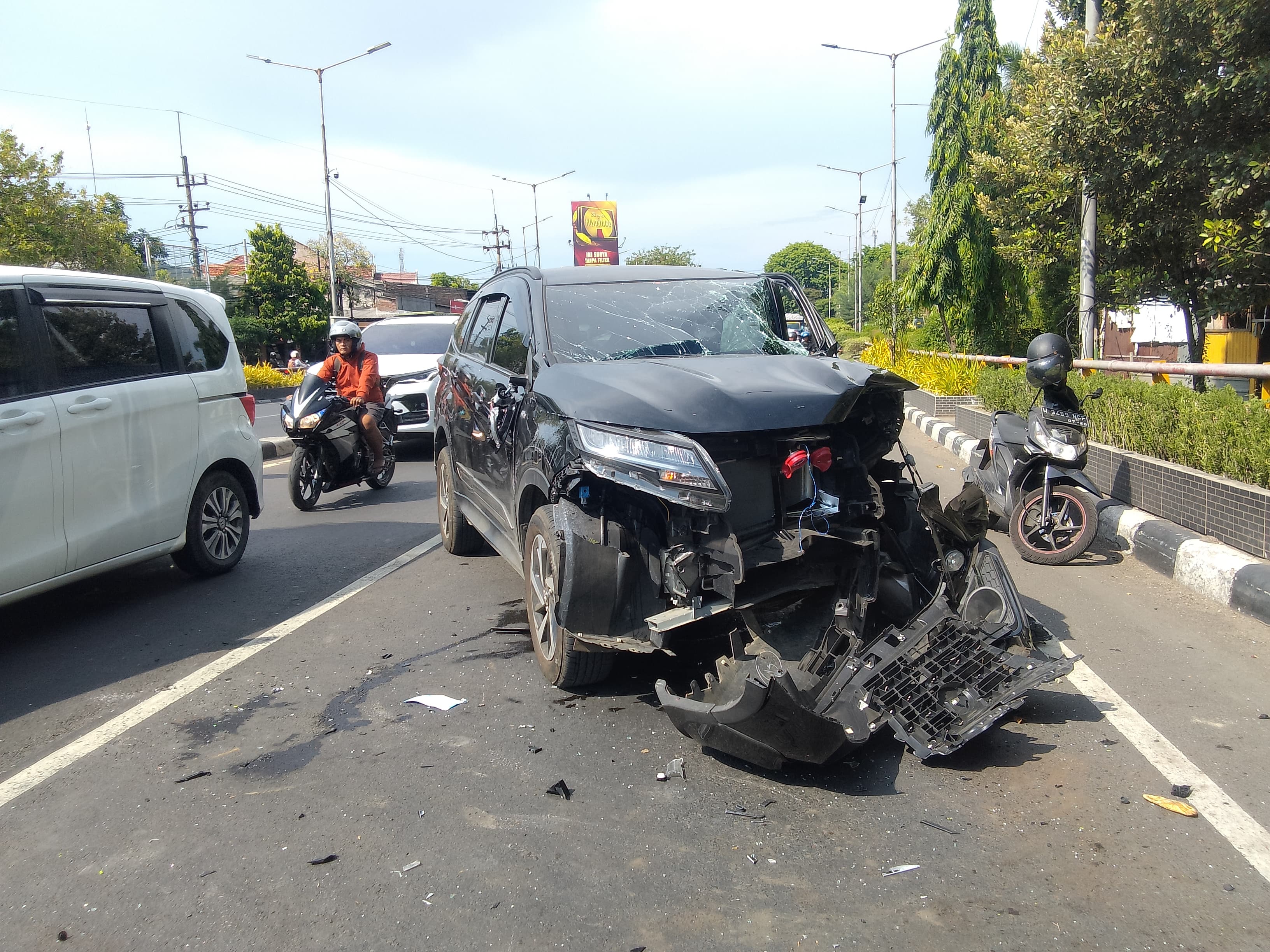 RUSAK : Kondisi mobil usai mengalami kecelakaan, Jumat (8/11). (DIKY PUTRA SANSIRI/RADAR SIDOARJO)