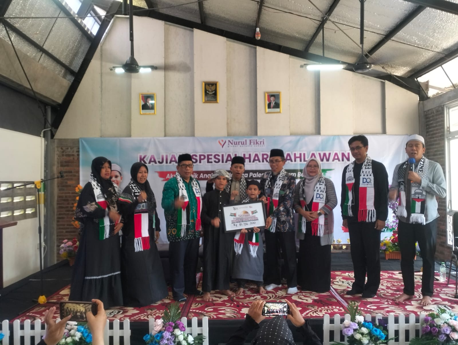 FOTO BERSAMA: Kepala SMP Nurul Fikri Sidoarjo Muamal Jasin baju hitam kanan bersama tamu undangan dalam kegiatan Kajian Spesial hari Pahlawan. (ANAS/RADAR SIDOARJO)