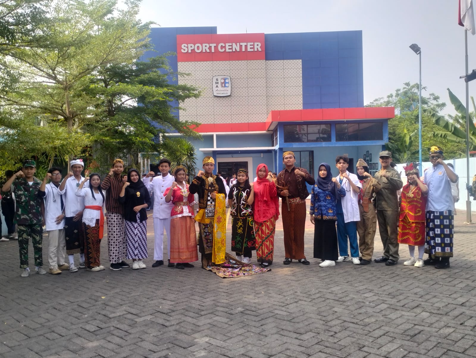 ELEGAN: Para siswa SMA Antartika Sidoarjo berpakaian adat dalam mempringati Hari Pahlawan 10 November. (ANAS/RADAR SIDOARJO)