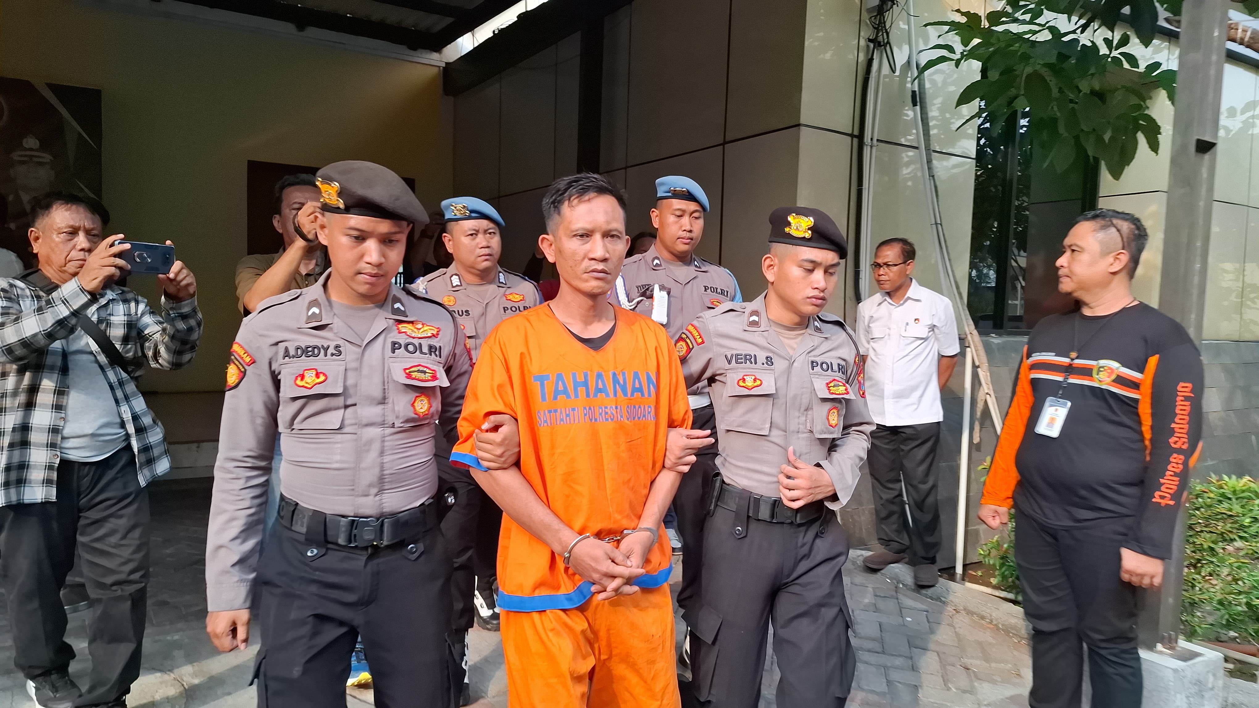 KESETANAN: Miftakhul Huda saat berada di Mako Polresta Sidoarjo, Senin (11/11). (DIKY PUTRA SANSIRI/RADAR SIDOARJO)