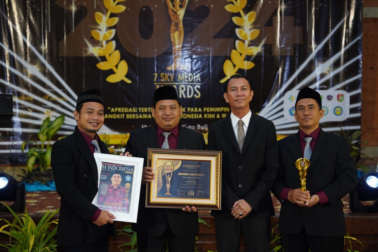Kepala SMP Negeri 2 Waru, Ahmad Anwar (dua dari kiri)