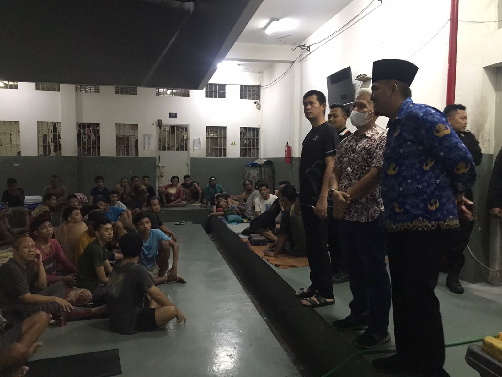 KETAT: Kadivpas Kanwil Kemenkumham Jatim (dua dari kanan) sidak di Rutan Medaeng, Minggu (10/11) malam. (IST)