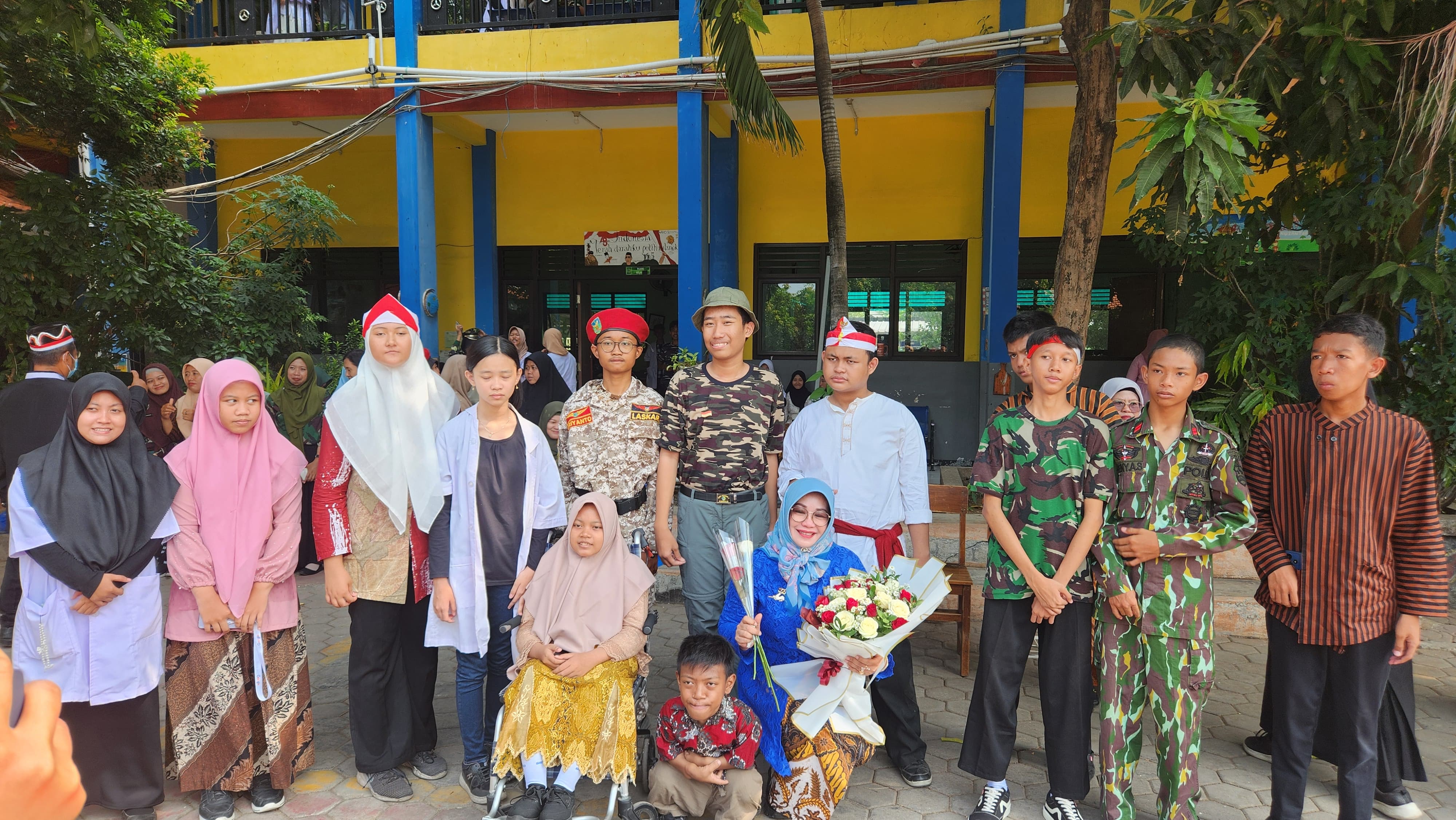 SEMANGAT: Siswa SMP Negeri 4 Sidoarjo foto bersama usai upacara peringatan Hari Pahlawan. (ANAS/RADAR SIDOARJO)