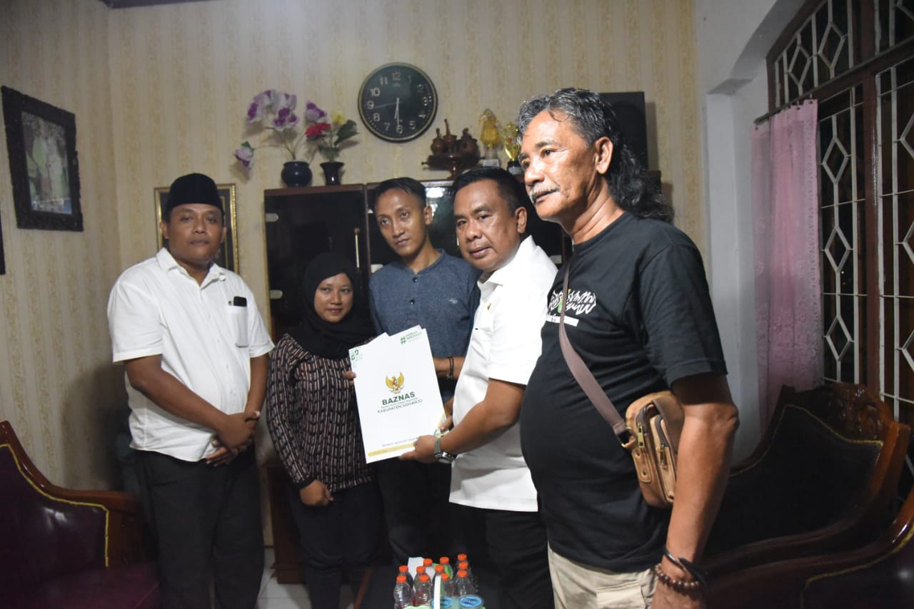 PEDULI: Pjs Bupati Sidoarjo Muhammad Isa Anshori memberikan bantuan dari Baznas Sidoarjo. (IST)