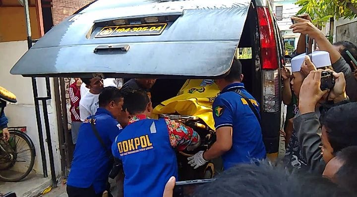 TRAGIS : Jenazah korban saat dievakuasi polisi, Rabu (13/11). (DIKY PUTRA SANSIRI/RADAR SIDOARJO)