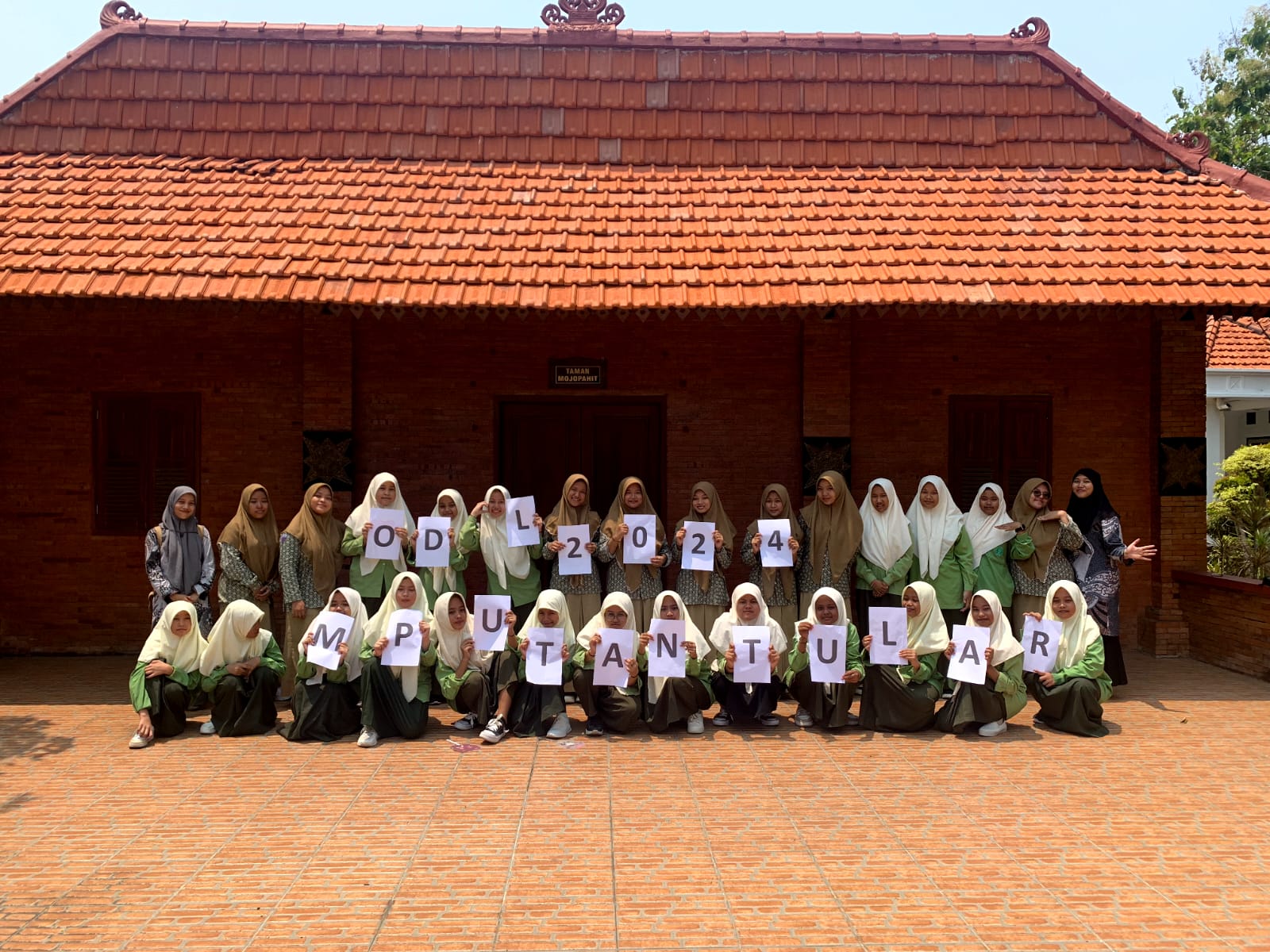 BELAJAR: Siswa SMP dan MA Al Muayyad Boarding School saat kunjungi Museum Mpu Tantular. (ANAS/RADAR SIDOARJO)
