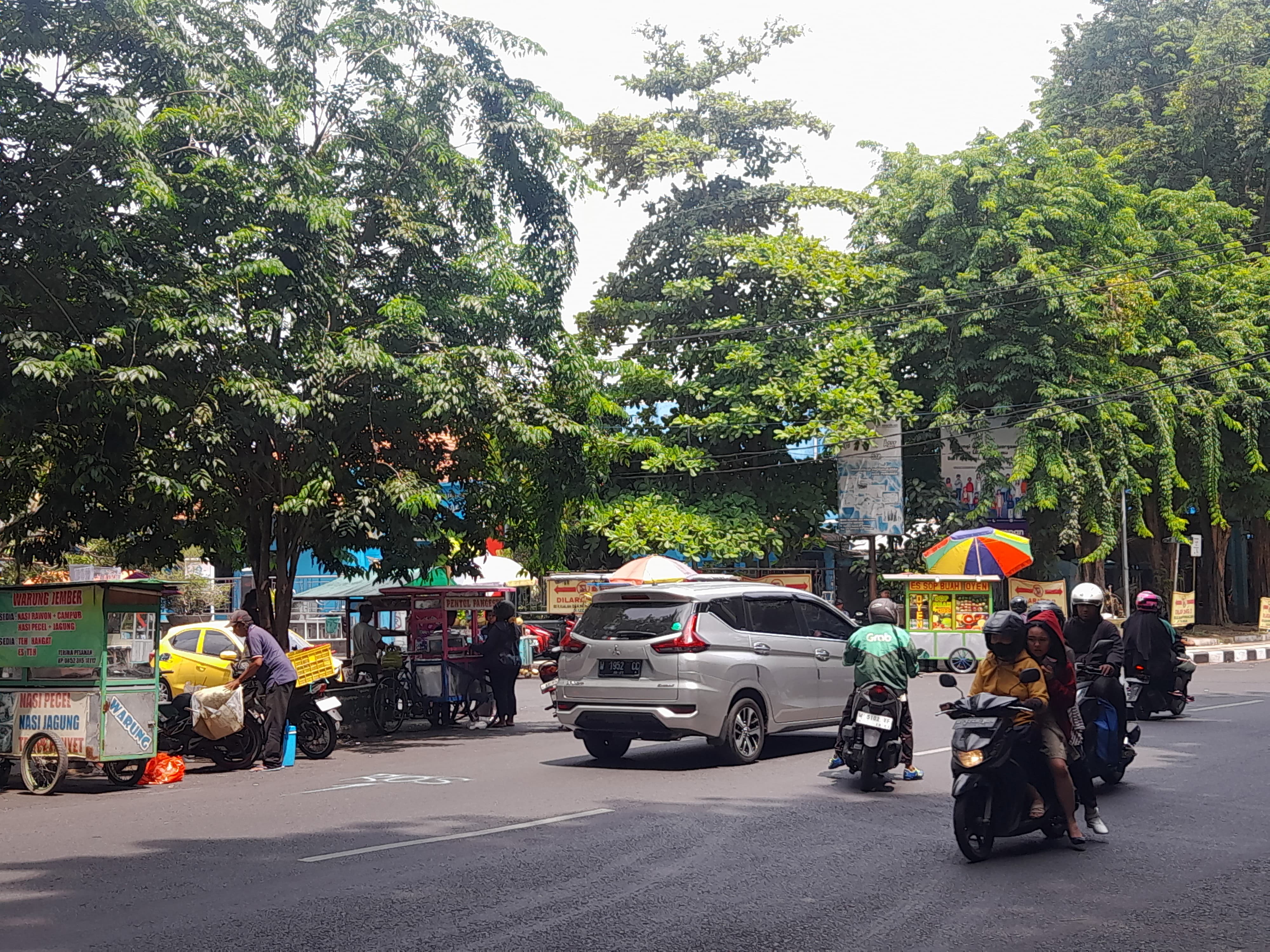 TERTIB: Para pedagang yang ada di Jalan Sultan Agung dan Teuku Umar masih menjamur. (M SAIFUL ROHMAN/RADAR SIDOARJO)