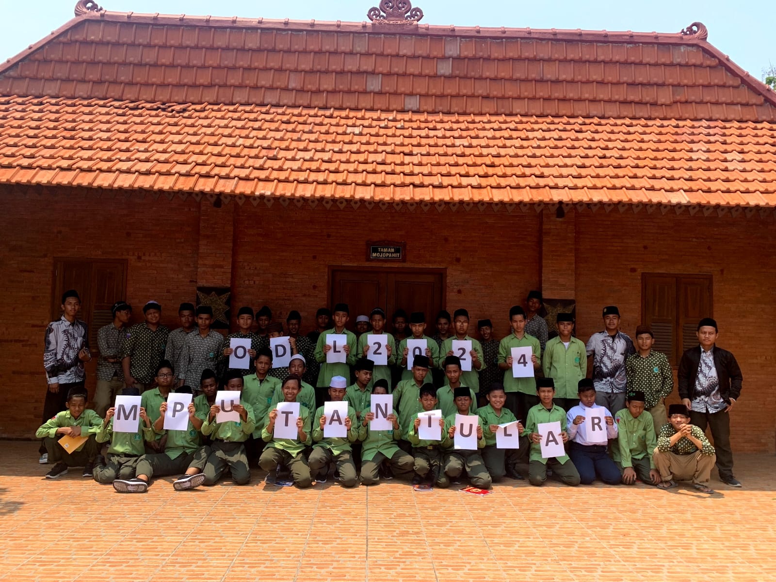 BELAJAR: Siswa SMP dan MA Al Muayyad Boarding School saat kunjungi Museum Mpu Tantular. (ANAS/RADAR SIDOARJO)