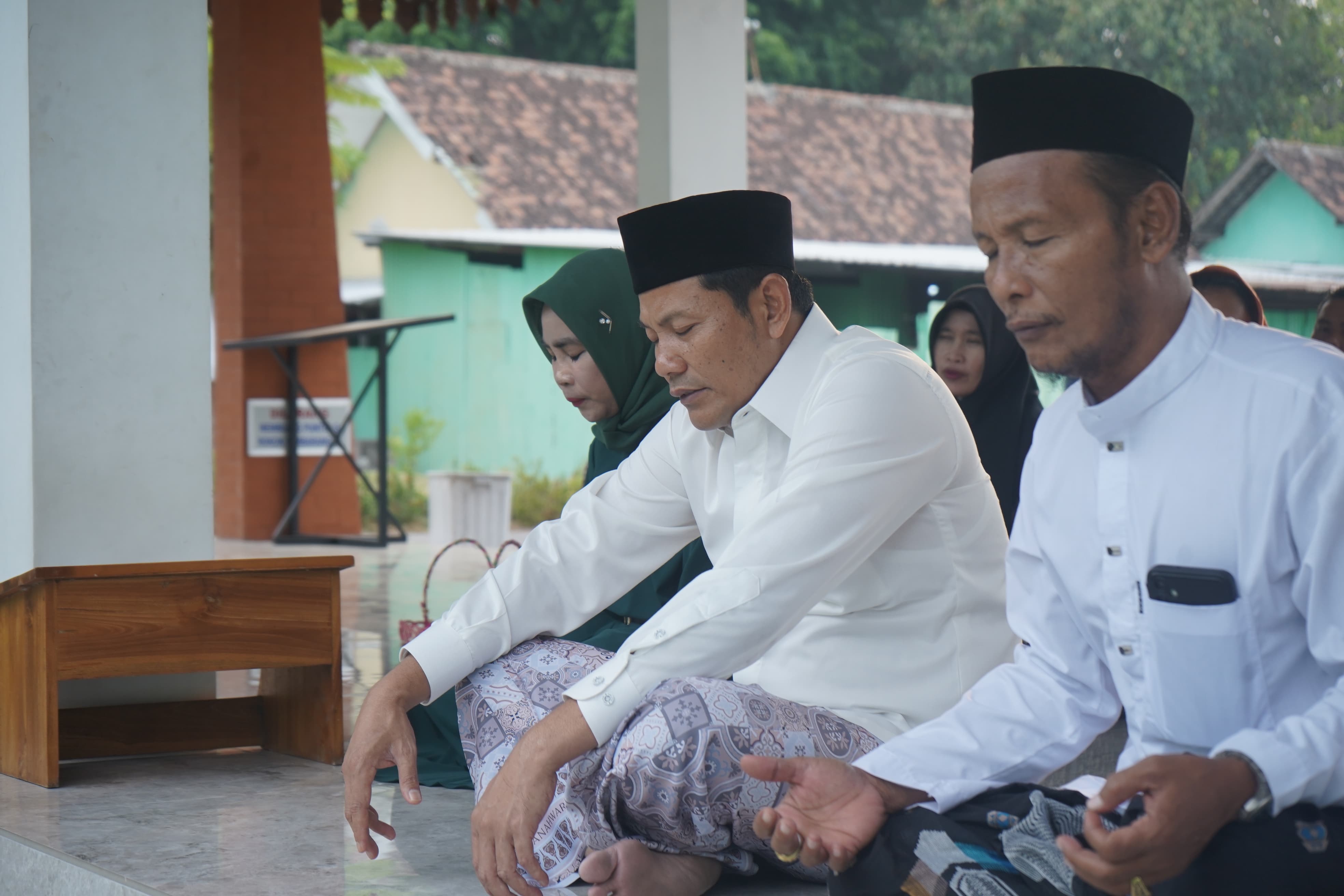 SPIRITUAL: Subandi-Mimikmemulai ziarah dari Makam Auliya Sono.