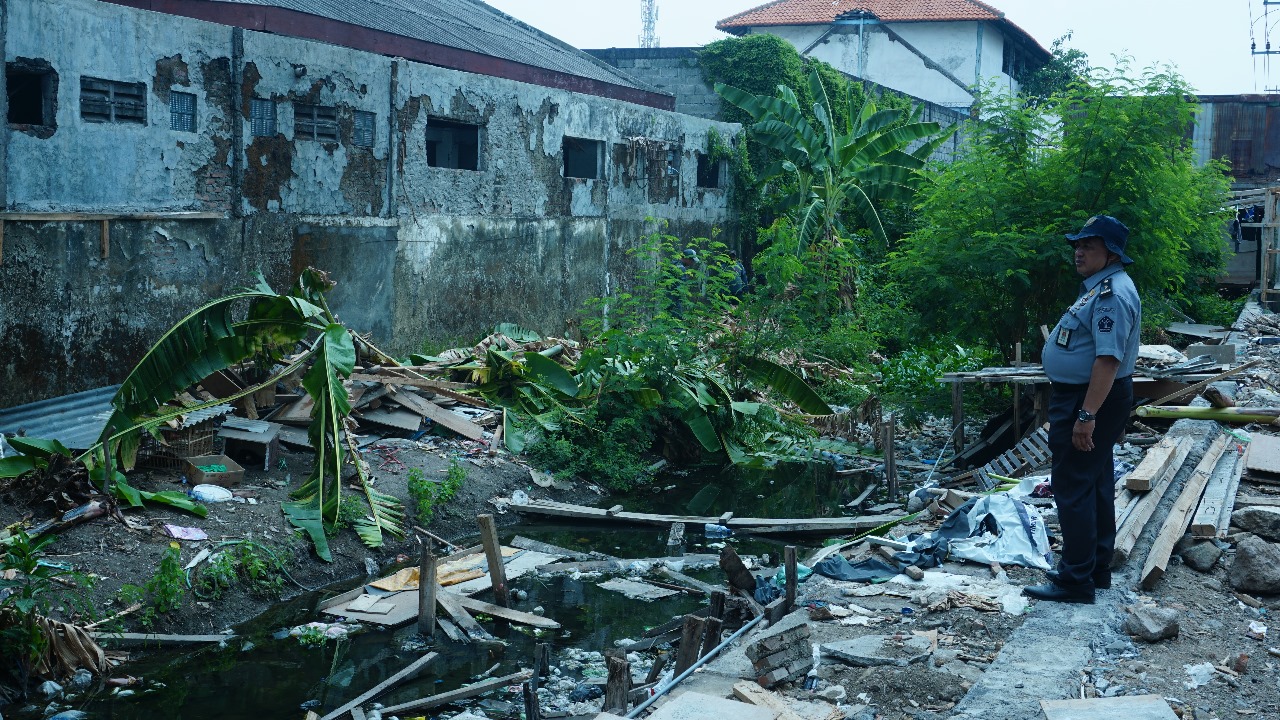 KETAHANAN PANGAN : Petugas melakukan pengecekan di lahan kosong Rutan Medaeng. (IST)