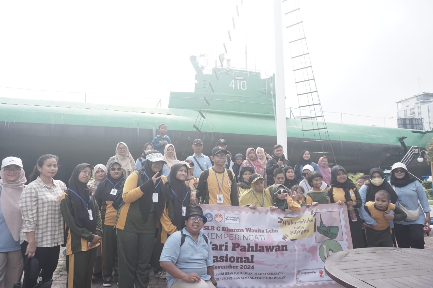 SEMANGAT: SLB C Dharma Wanita Lebo menggelar kegiatan bertajuk Mlaku-Mlaku Nang Suroboyo. (IST)  &nbsp;