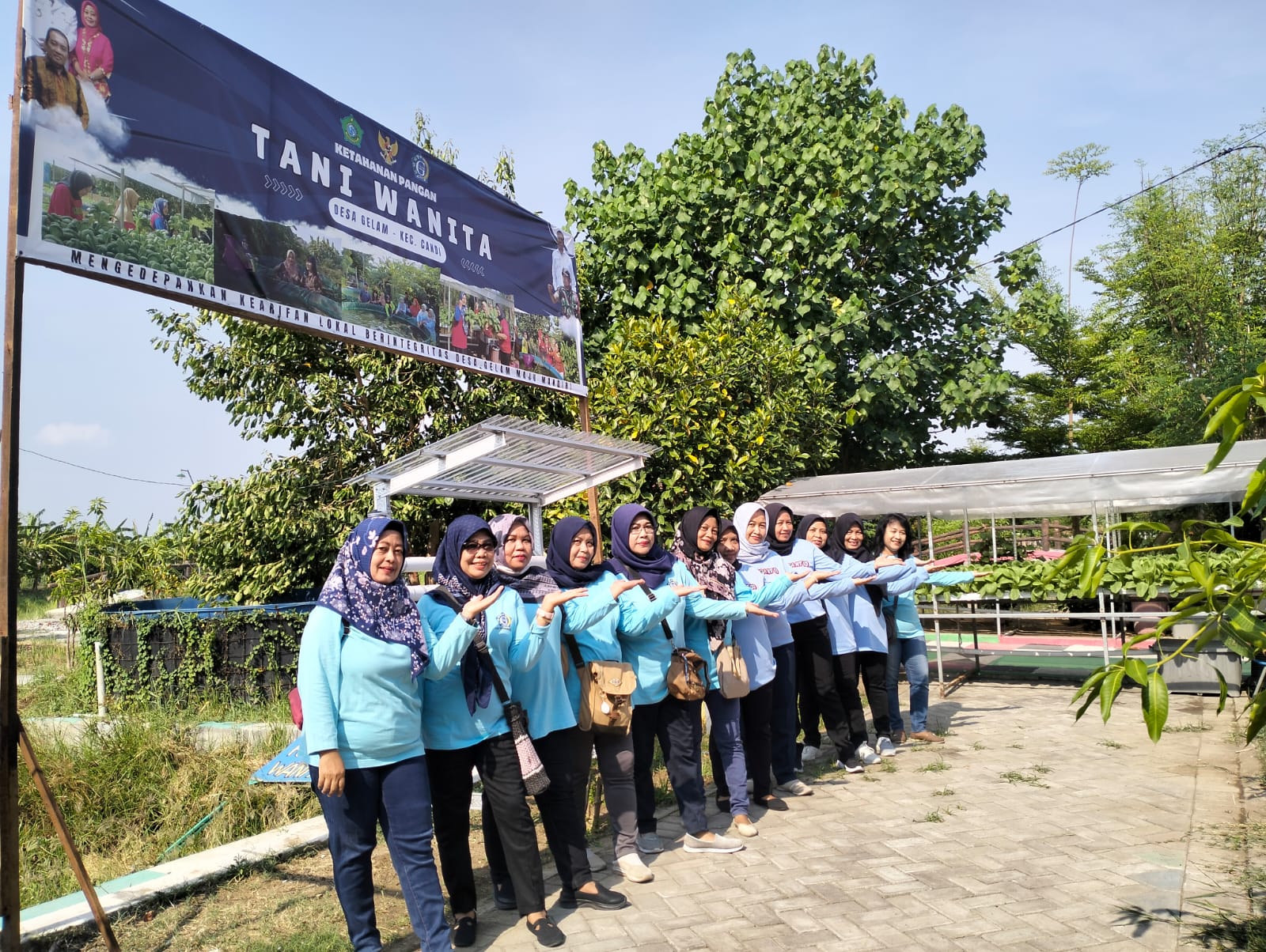 FOTO BERSAMA: Ketua  KWT kelompok Wanita Tani  Desa Gelam  Sri Astuti Ningsih depan dan anggota mempersiapkan kunjungan (Korem 084/BJ). (ANAS/ RADAR SIDOARJO)
