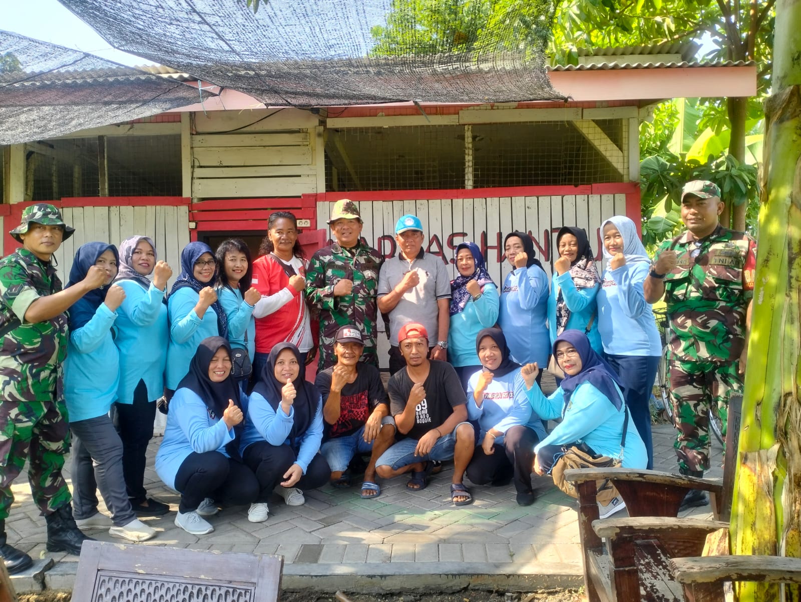 SINERGIS: Kepala Desa Gelam Muchammad Muslich saat foto bersama.
