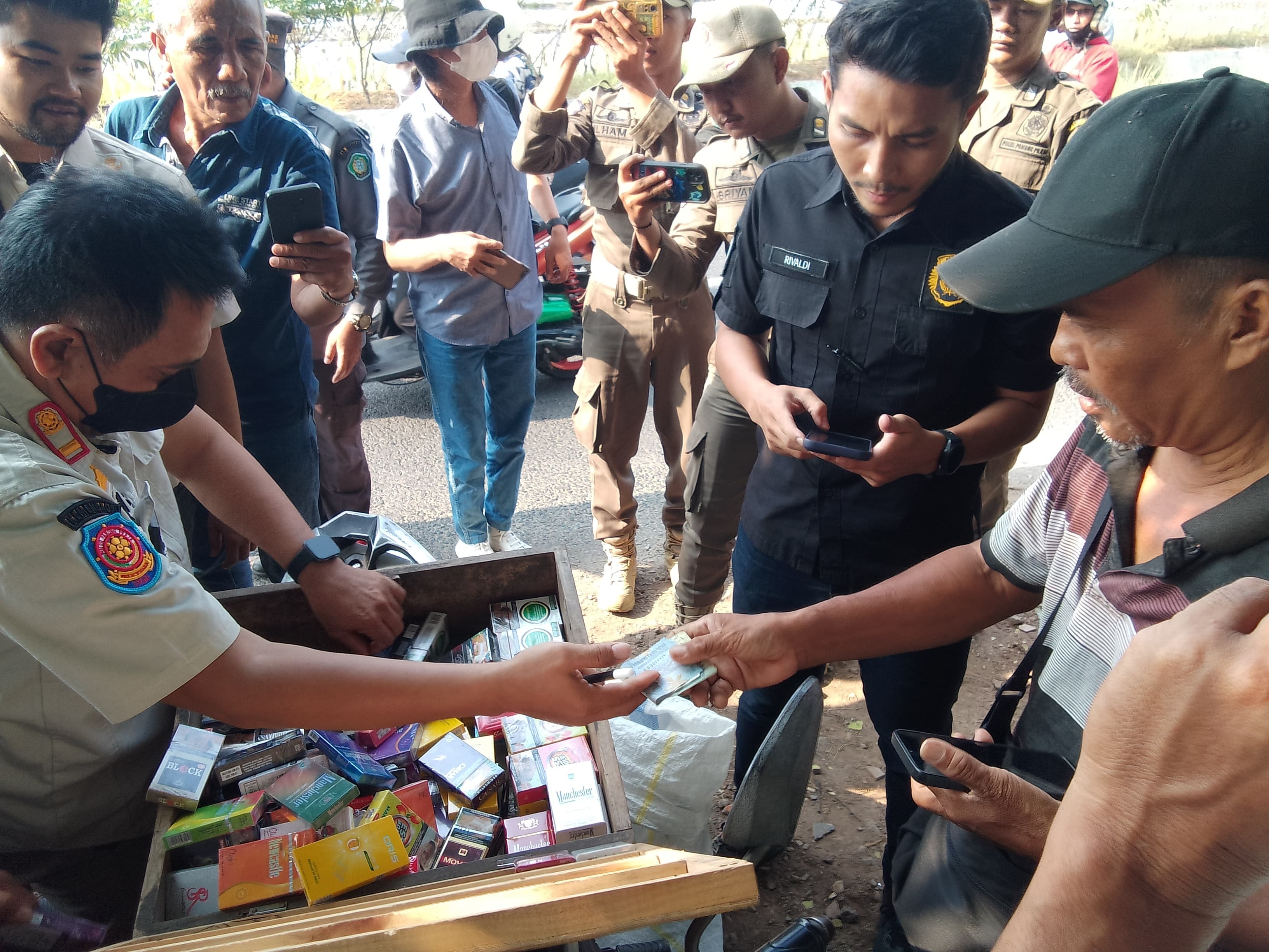 PENYITAAN: Tim gabungan sedang menyasar pedagang rokok ilegal di Sidoarjo, Jumat (15/11). (DIKY PUTRA SANSIRI/RADAR SIDOARJO)