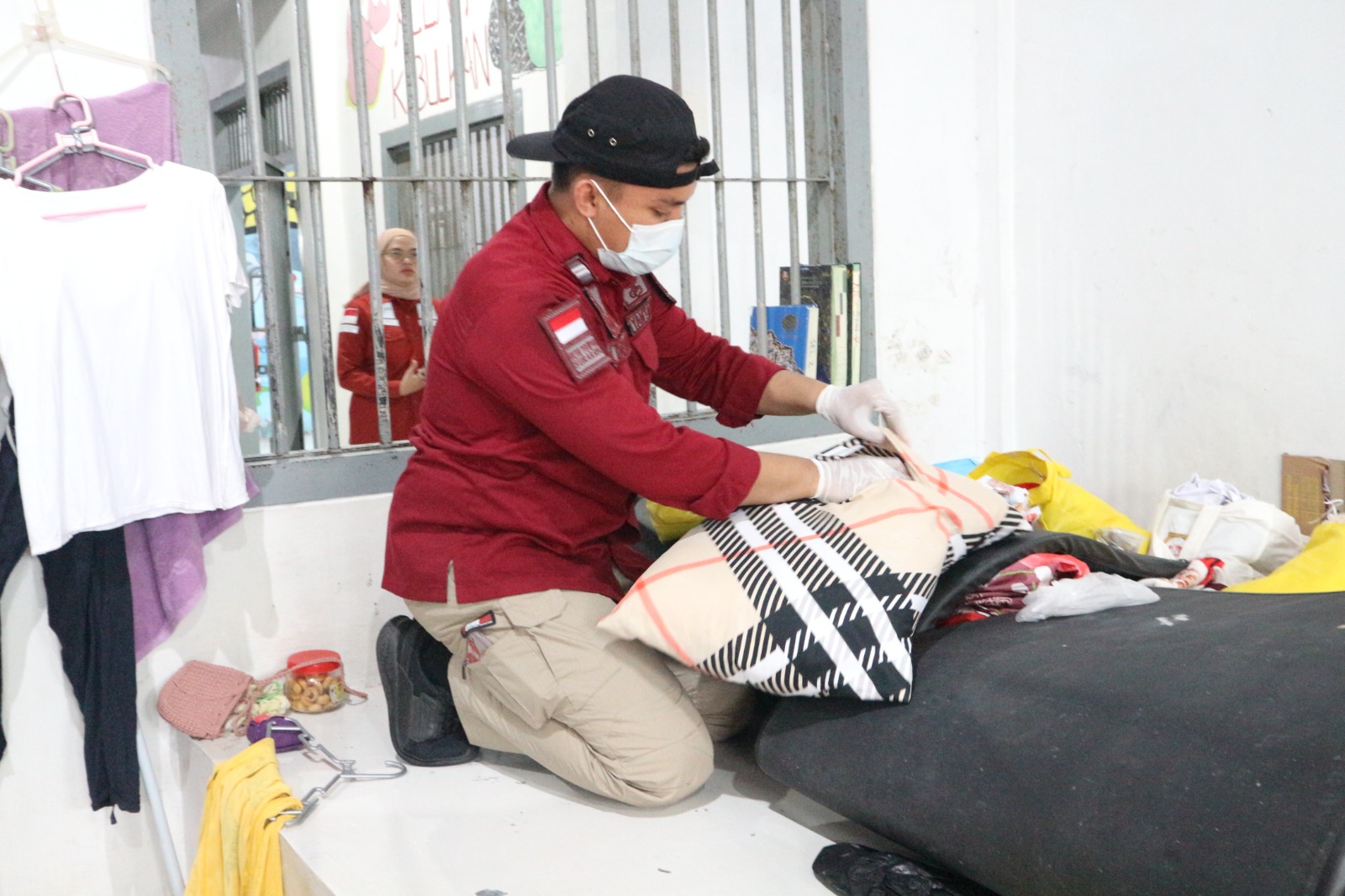 KEAMANAN : Petugas sedang melakukan penggeledahan di Rutan Perempuan Porong. (IST)