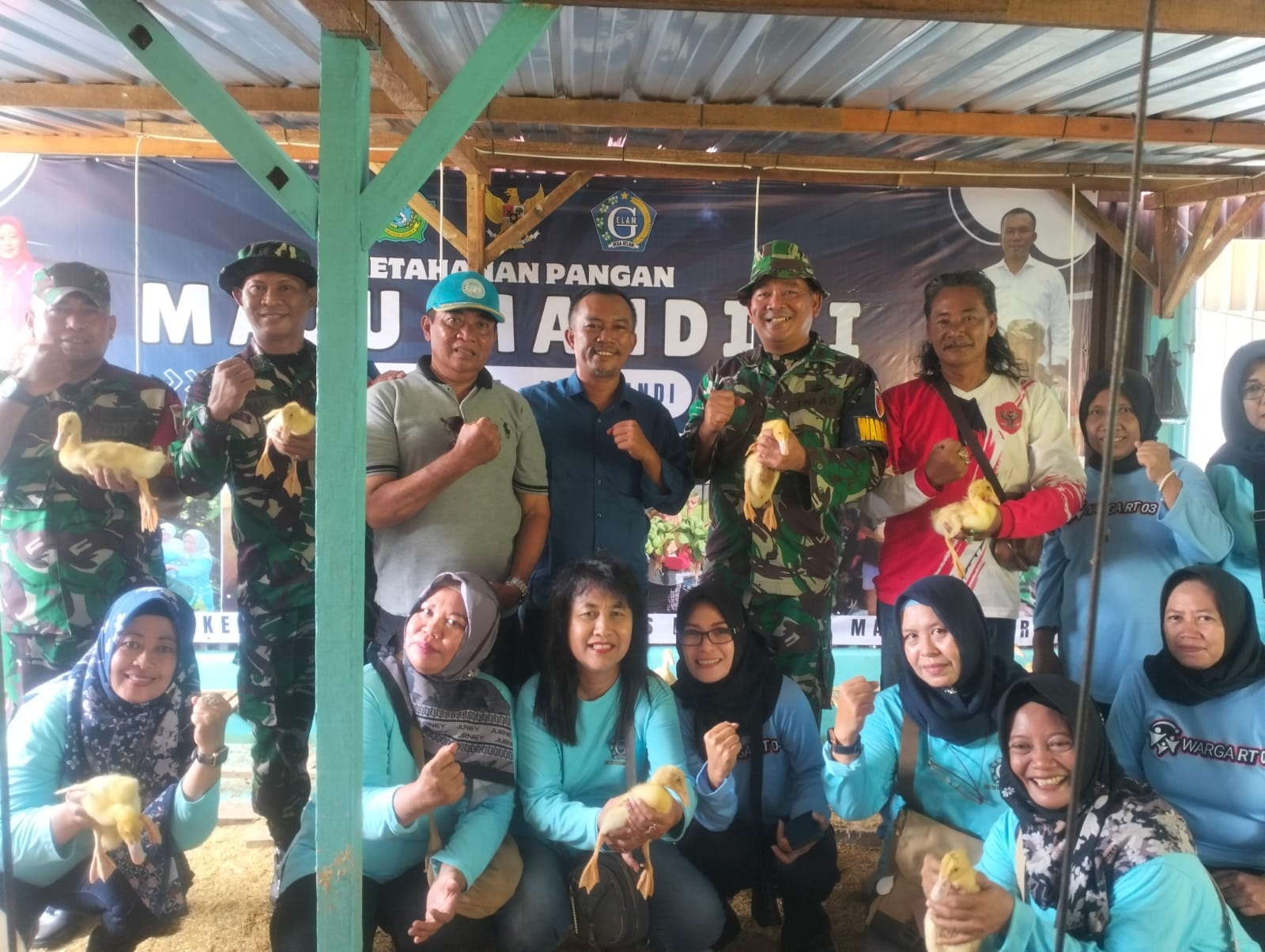 KOMPAK: Kepala Desa Gelam Muchammad Muslich (kaos merah) didampingi Pasilat Siops Korem 084/BJ Mayor Inf Erick Cahya Moestika bersama bersama Kelompok Wanita Tani Desa Gelam. (ANAS/RADAR SIDOARJO)