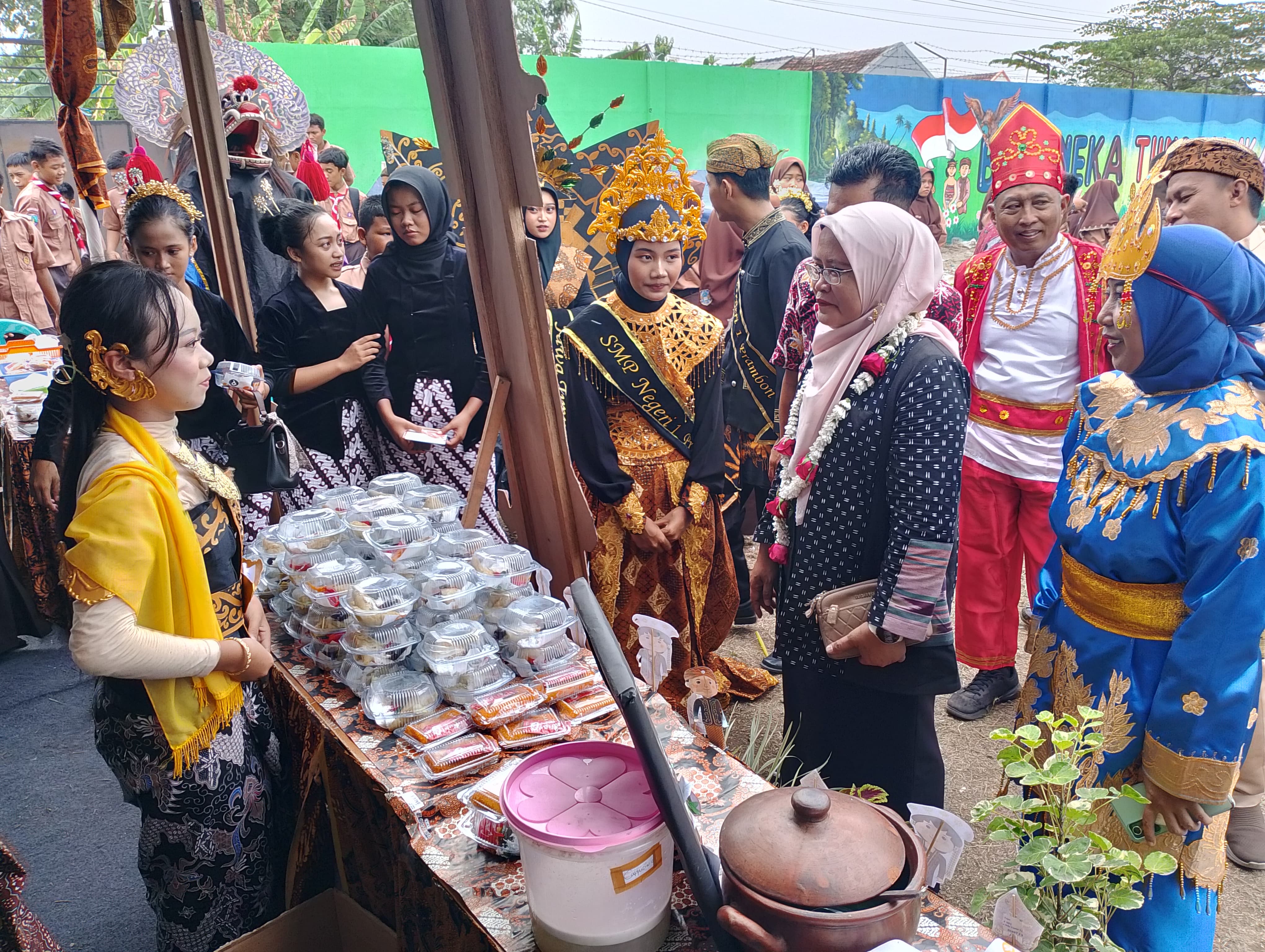 KARYA: Kabid Mutu Pendidikan, Dinas Pendidikan dan Kebudayaan Sidoarjo, Dr Netty Lastiningsih M.Pd didampingi Kepala Spenspra, Yekti Eriani, S.Pd., meninjau  pameran. (INDRA WIJAYANTO/RADAR SIDOARJO)