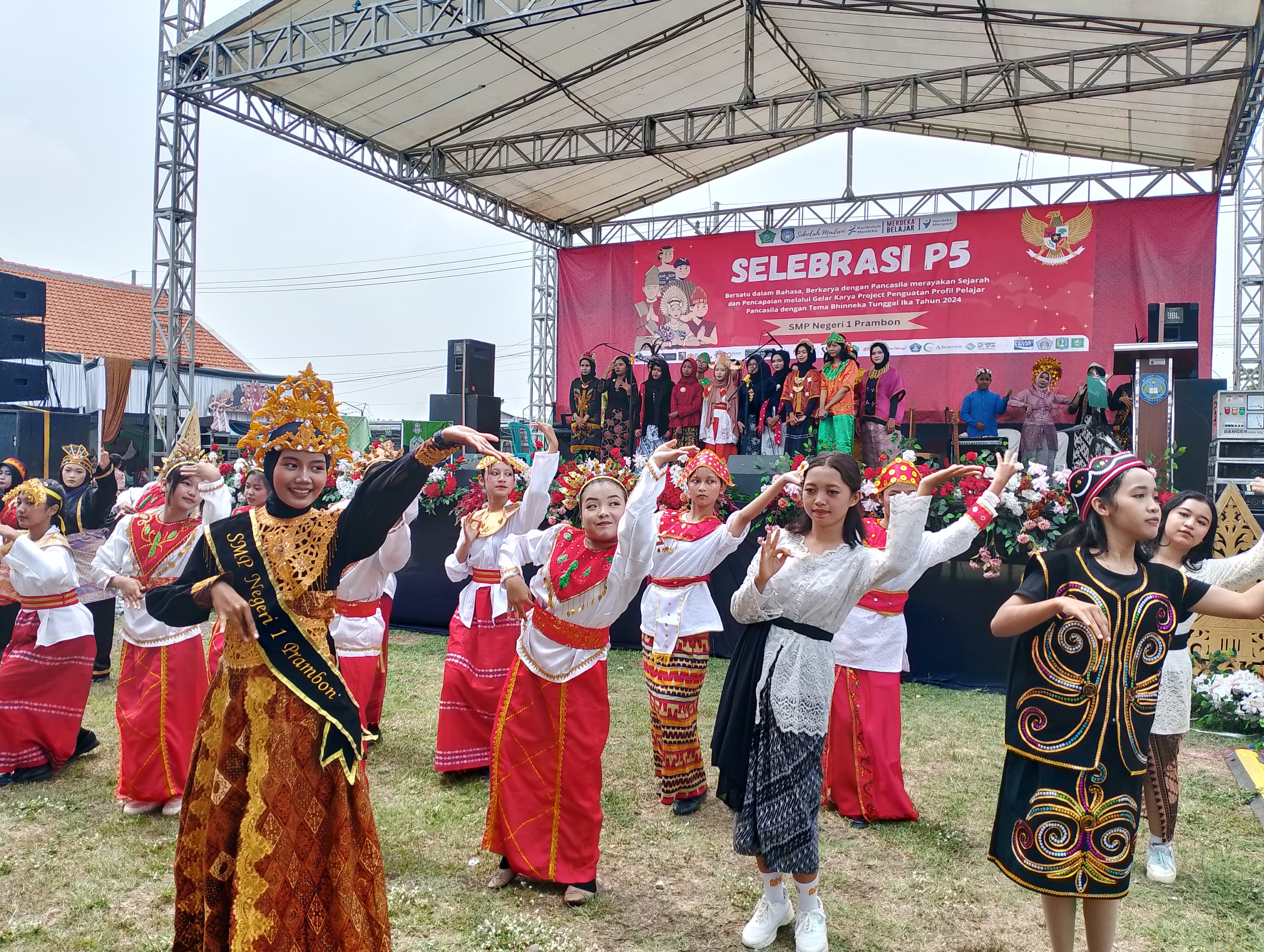 MERAJUT KEBHINEKAAN: Penampilan tari P5 yang melibatkan 150 siswa-siswi. Kegiatan ini menjadi media belajar tentang makna persatuan dan keberagaman. (INDRA WIJAYANTO/RADAR SIDOARJO)