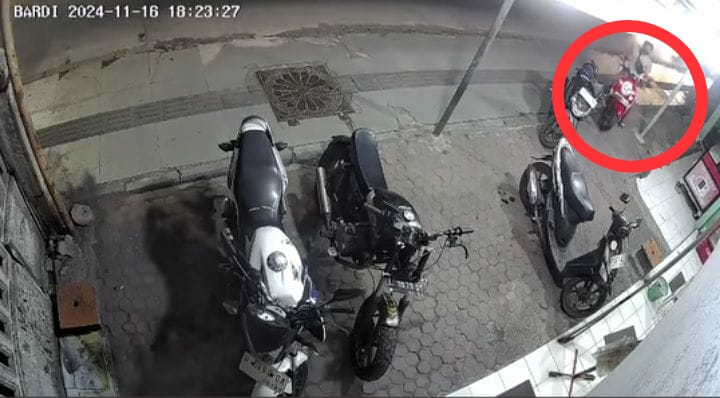 NEKAT : Pelaku pencurian motor saat beraksi, Sabtu (16/11). (IST)