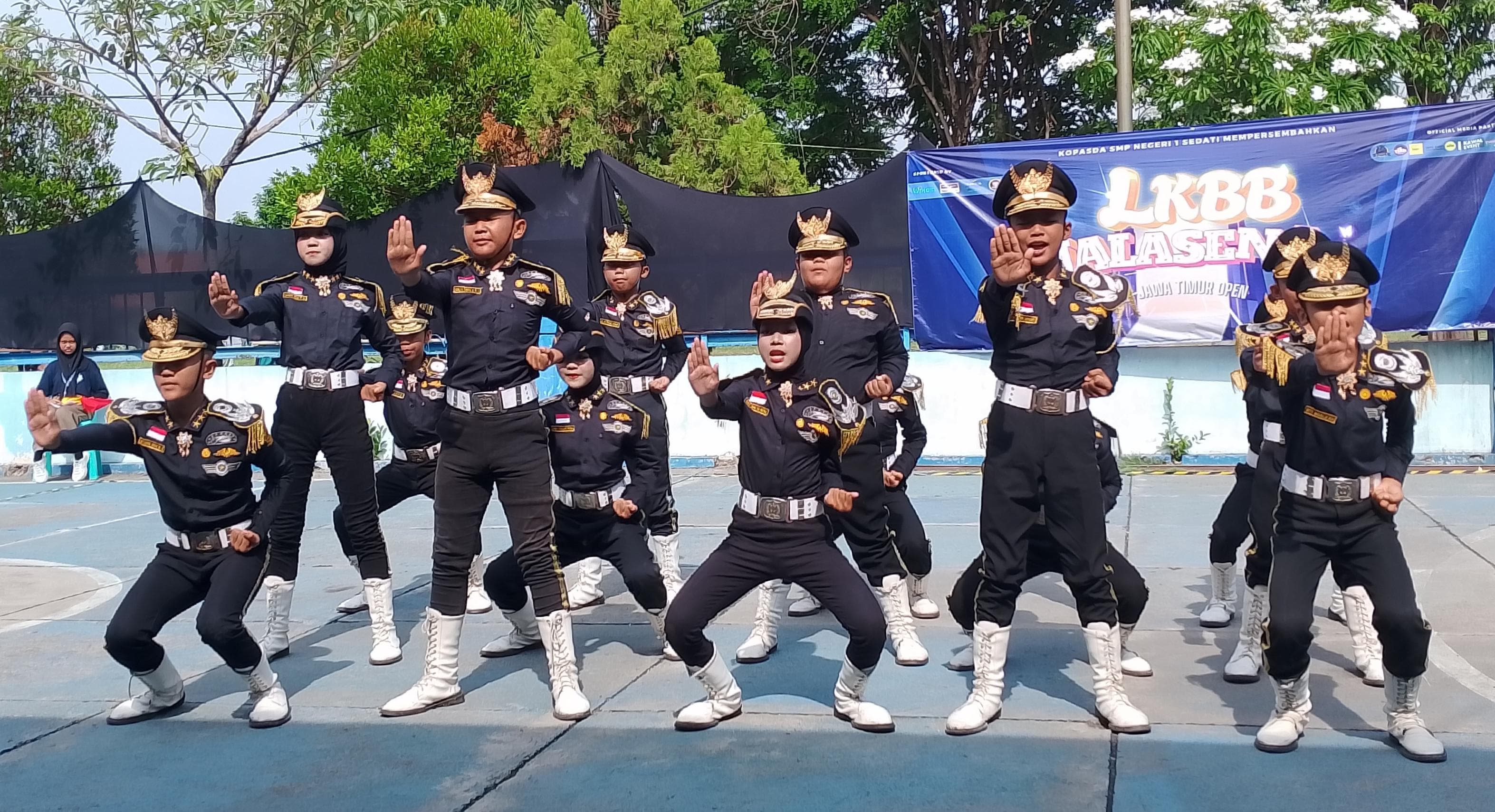 SIGAP: Salah satu tim menunjukan kekompakan gerakan. Variasi formasi ini menjadi salah satu kriteria penilaian. (INDRA WIJAYANTO/RADAR SIDOARJO)