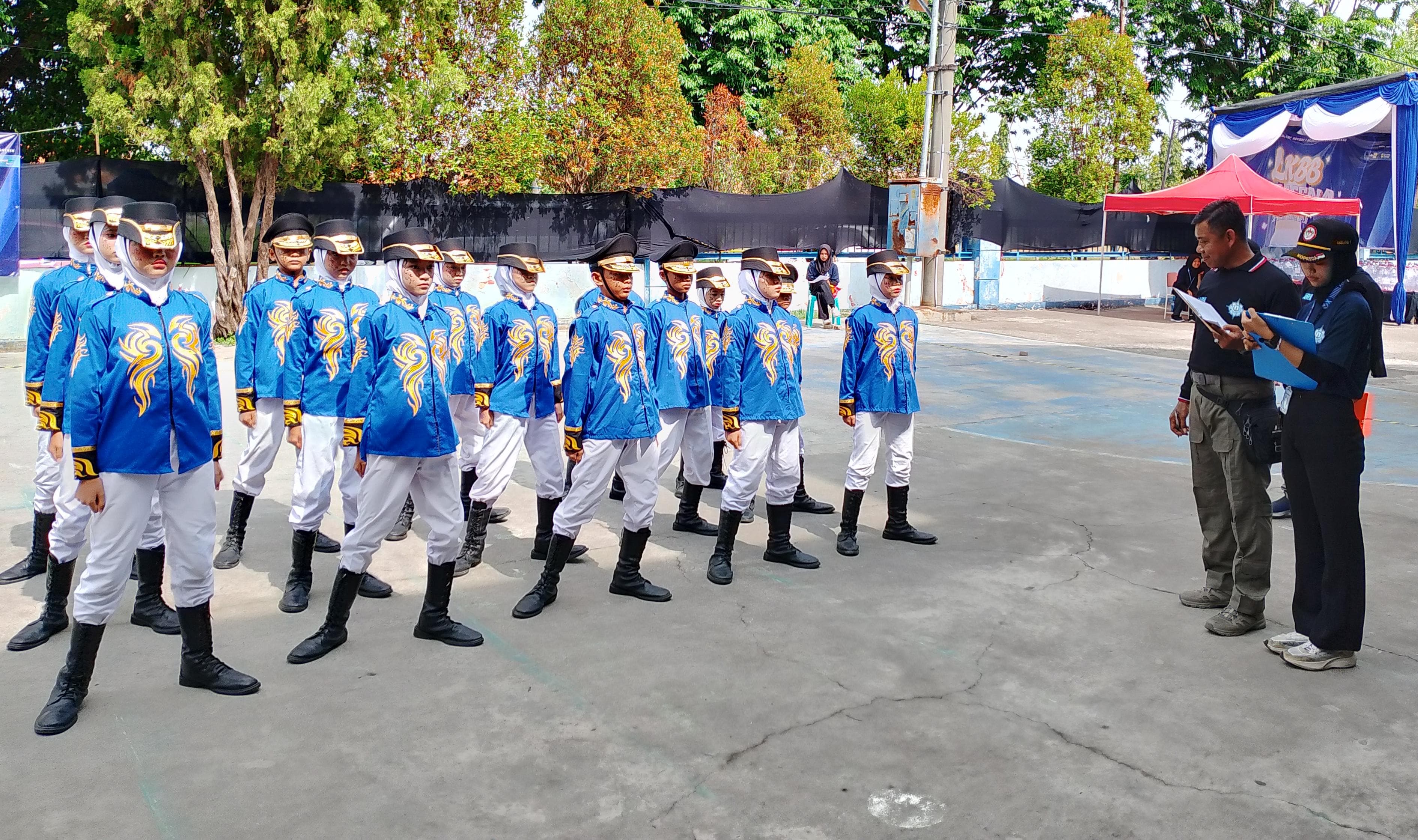 KOMPAK: Keterampilan Baris Berbaris merupakan kemampuan untuk melakukan gerakan dan formasi tertentu secara teratur. (INDRA WIJAYANTO/RADAR SIDOARJO)