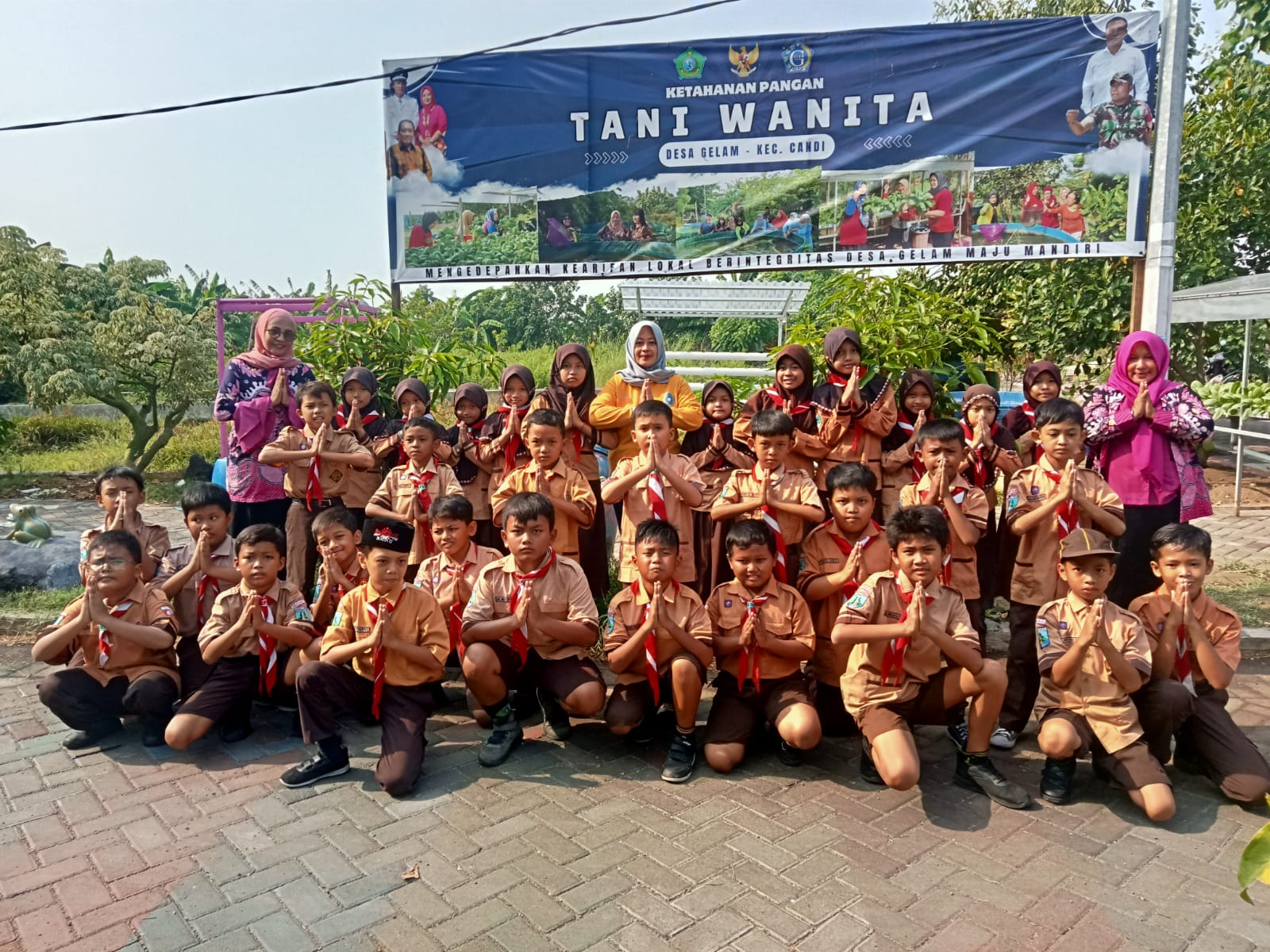 FOTO BERSAMA: Ibu Lurah sekaligus Ketua KWT Sri Astuti Ningsih tengah bersama siswa SDN 1Gelam  sesudah kenalkan tanaman sayur hidroponik. (ANAS/RADAR SIDOARJO)
