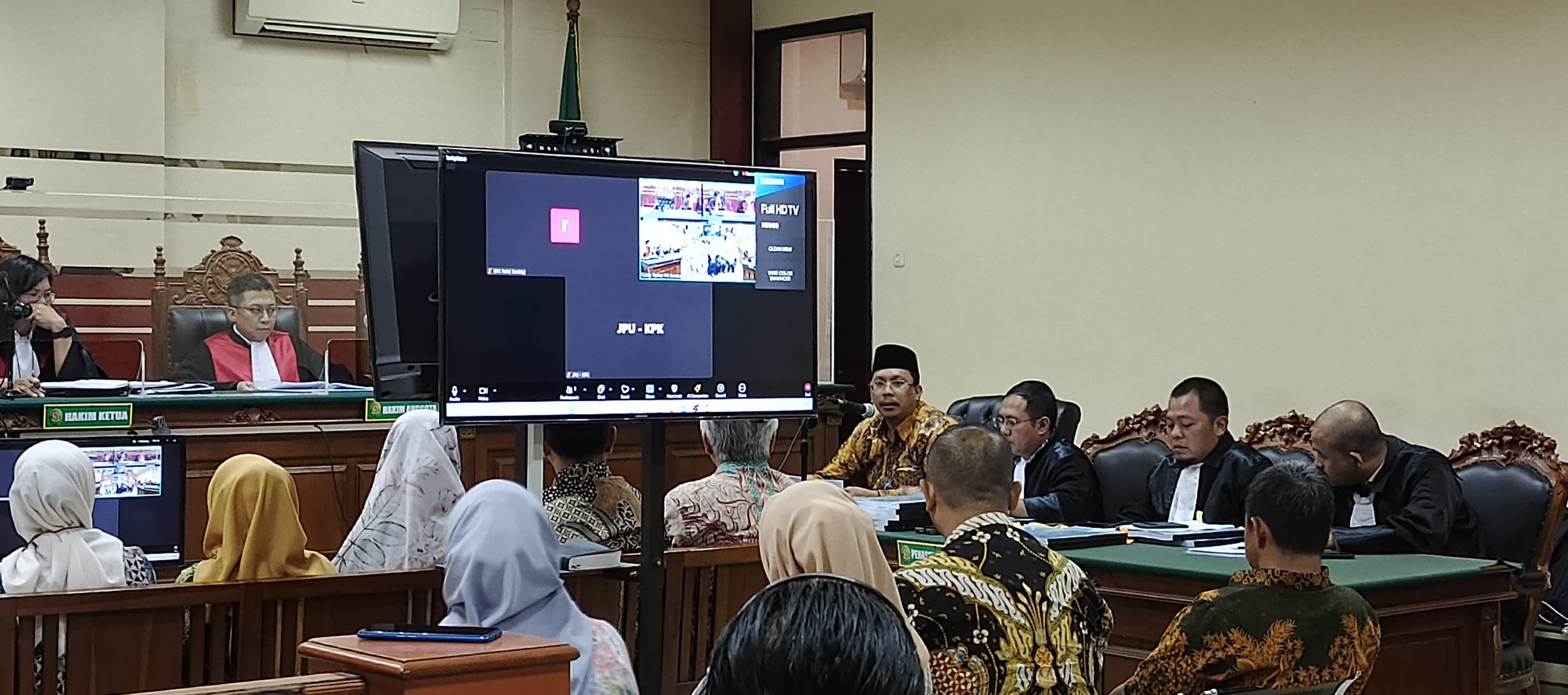 SAKSI: Gus Muhdlor jalani sidang di Tipikor Surabaya, Senin (18/11). (DIKY PUTRA SANSIRI/RADAR SIDOARJO)